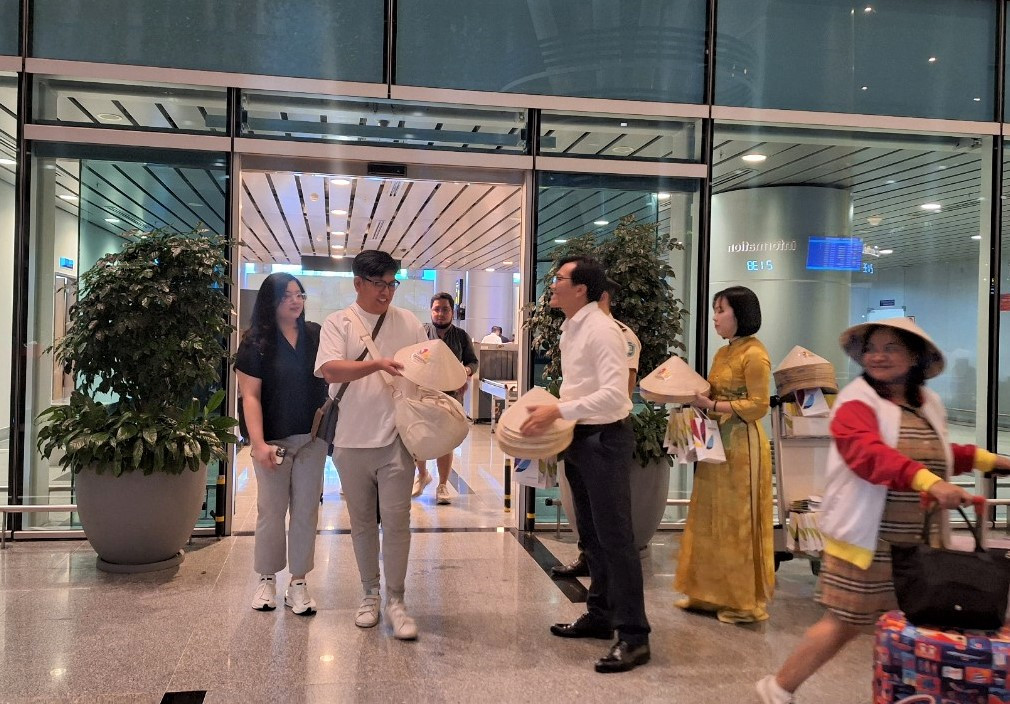 Du khách trong chuyến bay đầu tiên từ Manila được chào đón, tặng quà tại sân bay.