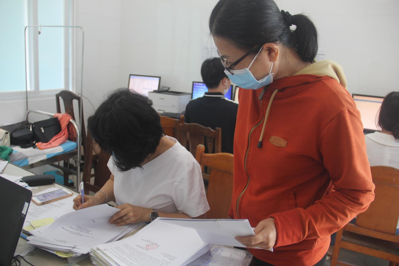 Nhân viên trạm y tế cấp Giấy chứng nhận nghỉ việc hưởng BHXH cho người dân. Nhân viên trạm y tế cấp Giấy chứng nhận nghỉ việc hưởng BHXH cho người dân.