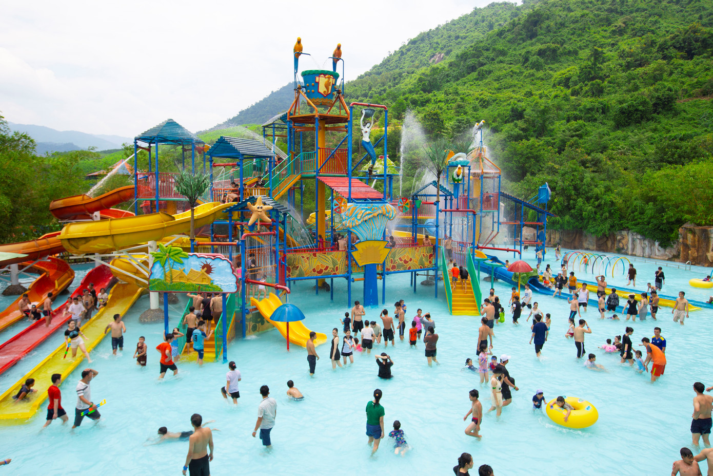 Công viên Suối khoáng nóng Núi Thần Tài trong 2 ngày đầu lễ khu du lịch đón gần 10.000 khách, khách sạn kín phòng. Ngày 3 - 4/9 công suất phòng khách sạn hơn 85%.