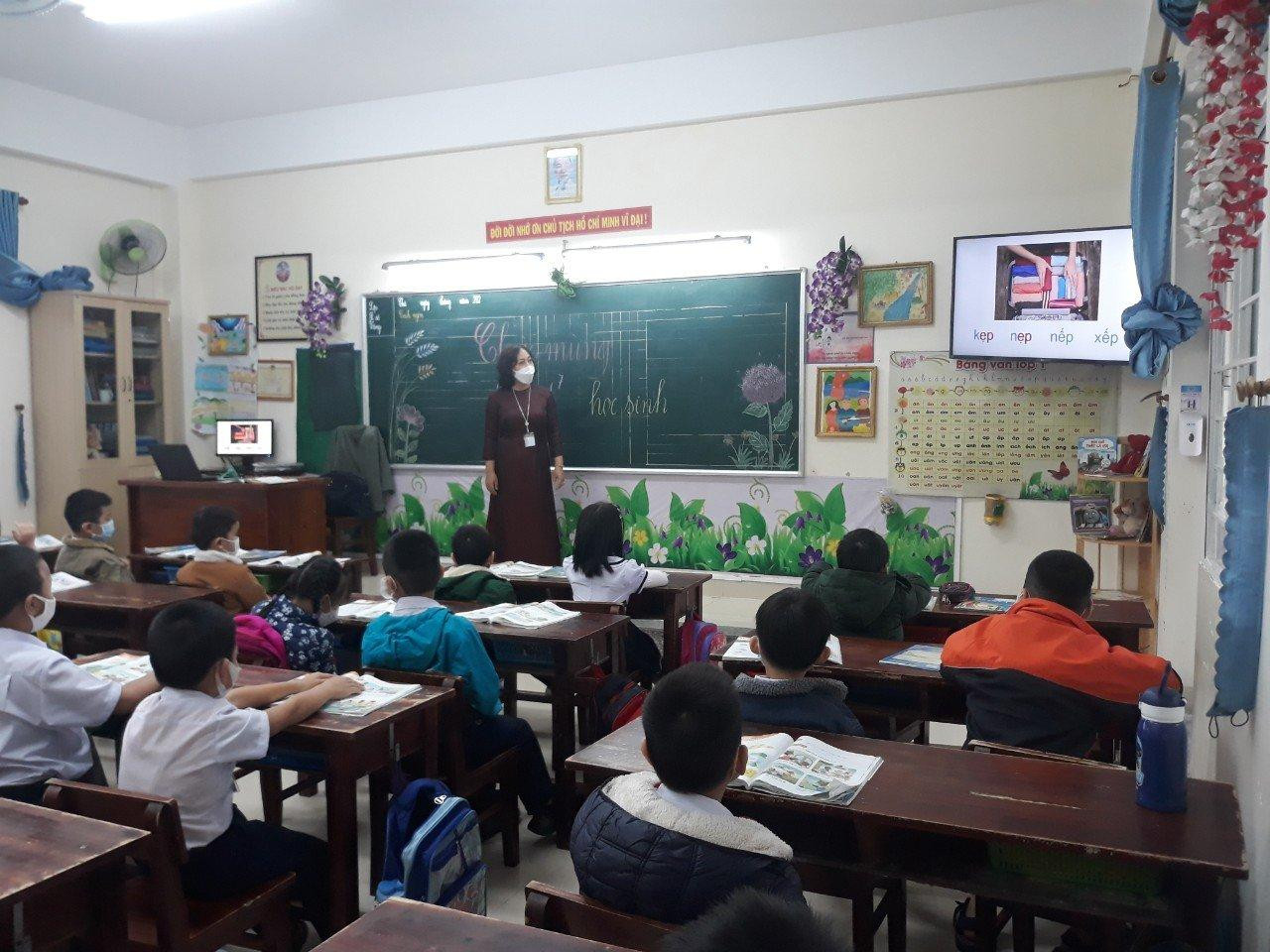 Tại trường Tiểu học Trần Nhân Tông (quận Cẩm Lệ), để giãn cách, nhà trường bố trí học sinh khối 1, 2, 3 học buổi sáng. Khối 4, 5 học buổi chiều.