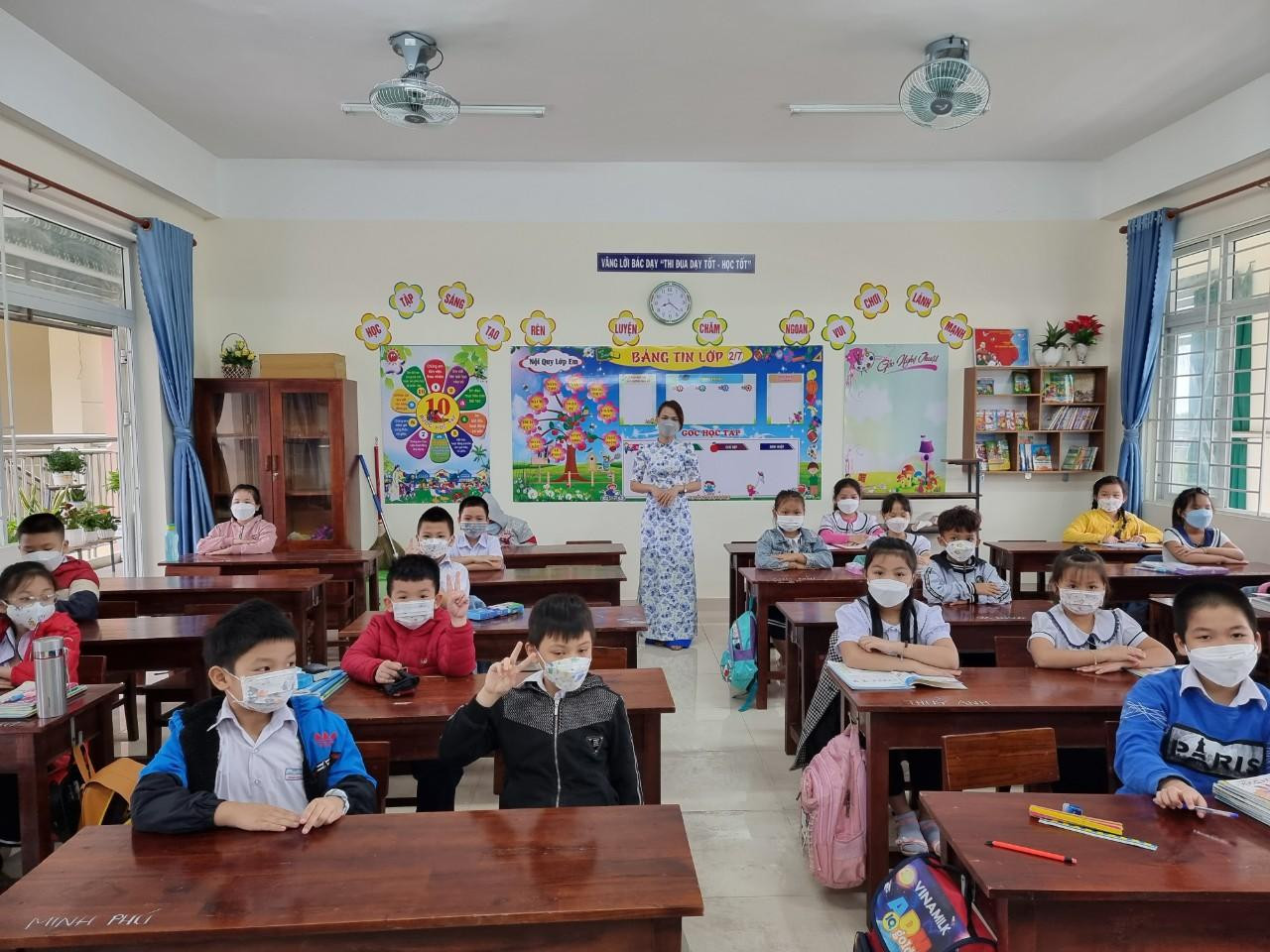 Trong buổi sáng đầu tiên, có 596/890 em học sinh khối 1,2,3 tới trường. Cô Nguyễn Thị Yến, Hiệu trưởng nhà trường cho hay ngoài các học sinh là F0, F1, bị ốm phải nghỉ ở nhà thì cũng có nhiều em không tới học trực tiếp do phụ huynh không an tâm cho con đến trường. Như khối 1 có 7 trường hợp.