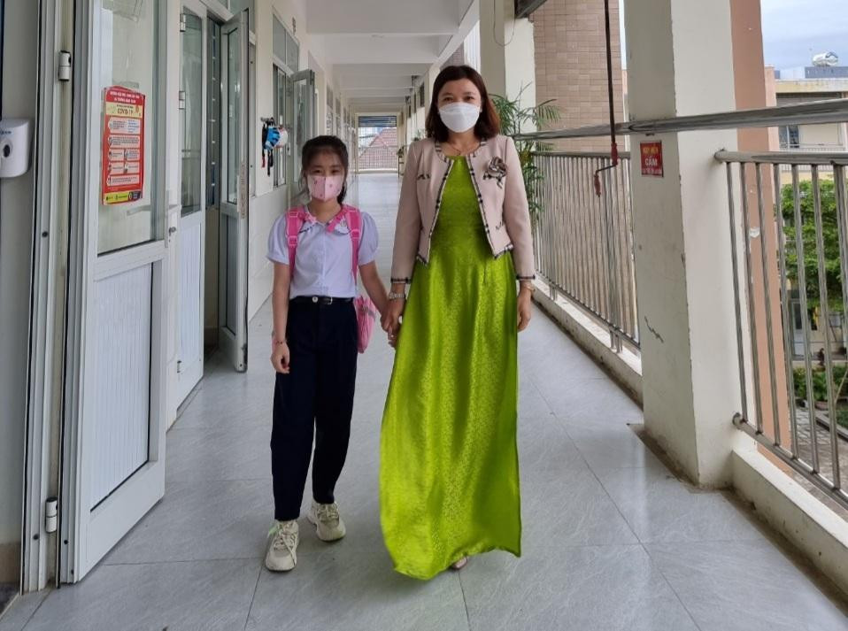 Đến trường là niềm vui của cả trò và cô sau thời gian dài học trực tuyến.