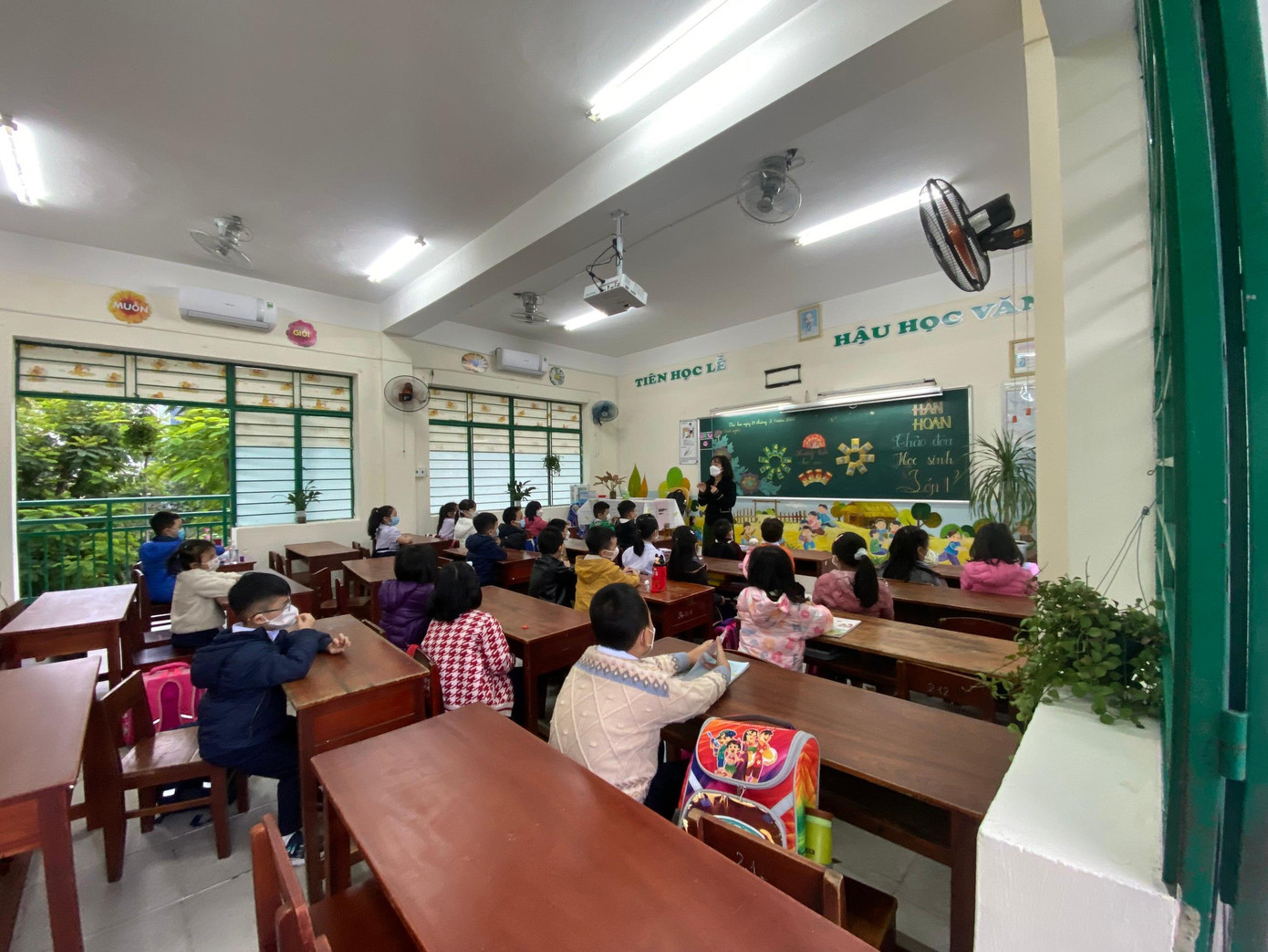 Nhà trường cũng đã gửi nhiều phương án phòng chống dịch tới phụ huynh. Đồng thời bố trí khu vực cách ly, xử lý F0 trong nhà trường nghiêm ngặt. “Nếu phát hiện học sinh có biểu hiện nghi ngờ sẽ đưa em đó ra khu cách ly, sau đó gọi điện cho phụ huynh để xin ý kiến có test nhanh tại trường hay không. Nếu học sinh là F0 thì trường sẽ truy vết các em F1, báo cho các phụ huynh còn lại”, cô Nguyệt nói.