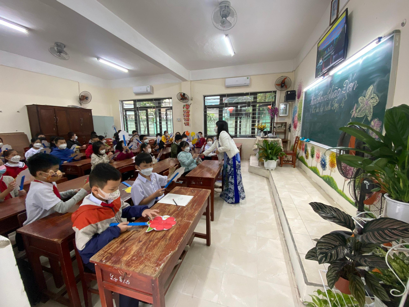 Cô Nguyễn Thị Thu Nguyệt, Hiệu trưởng Trường Tiểu học Núi Thành (quận Hải Châu) cho hay trong sáng nay, khối 1 có hơn 60% học sinh tới lớp. Trong đó có nhiều em do gia đình còn lo sợ tình hình dịch bệnh căng thẳng nên cho ở nhà.