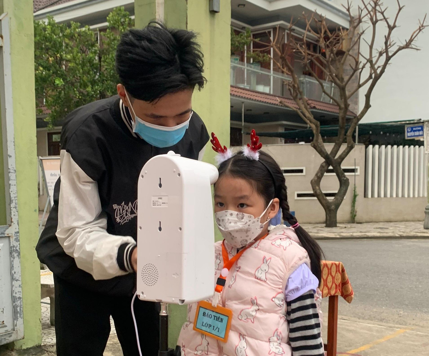 Các trường chuẩn bị chu đáo, bố trí giáo viên, nhân viên đón học sinh từ cổng. Các em trước khi vào trường phải rửa tay sát khuẩn, đo thân nhiệt.