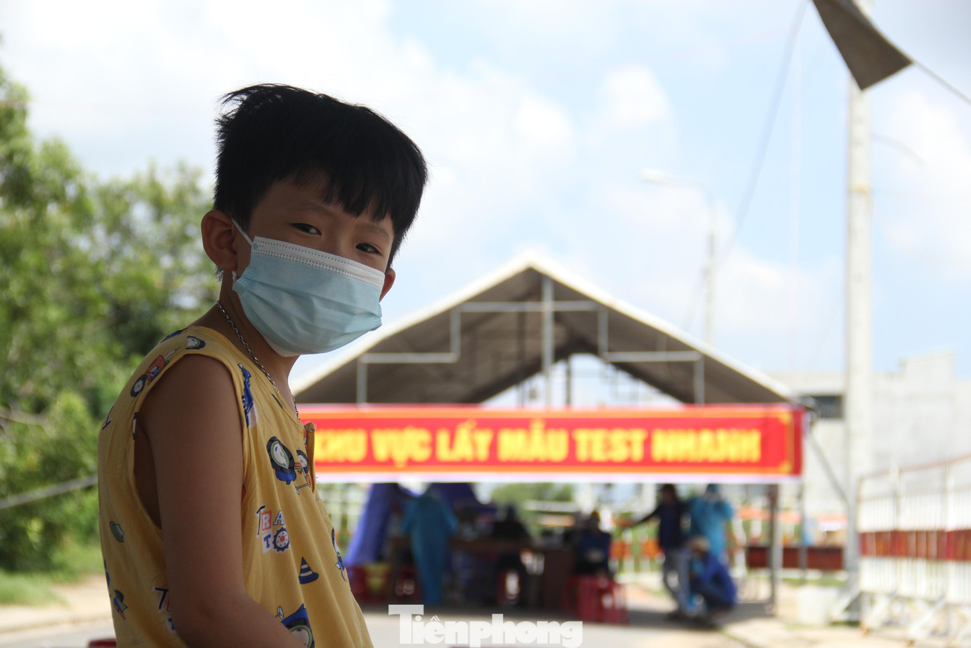 Cháu Phạm Phú Thịnh (8 tuổi, Trường TH Lê Đình Chinh) cũng được người thân đưa ra Đà Nẵng sau kỳ nghỉ hè… dài ngoài sức tưởng tượng.