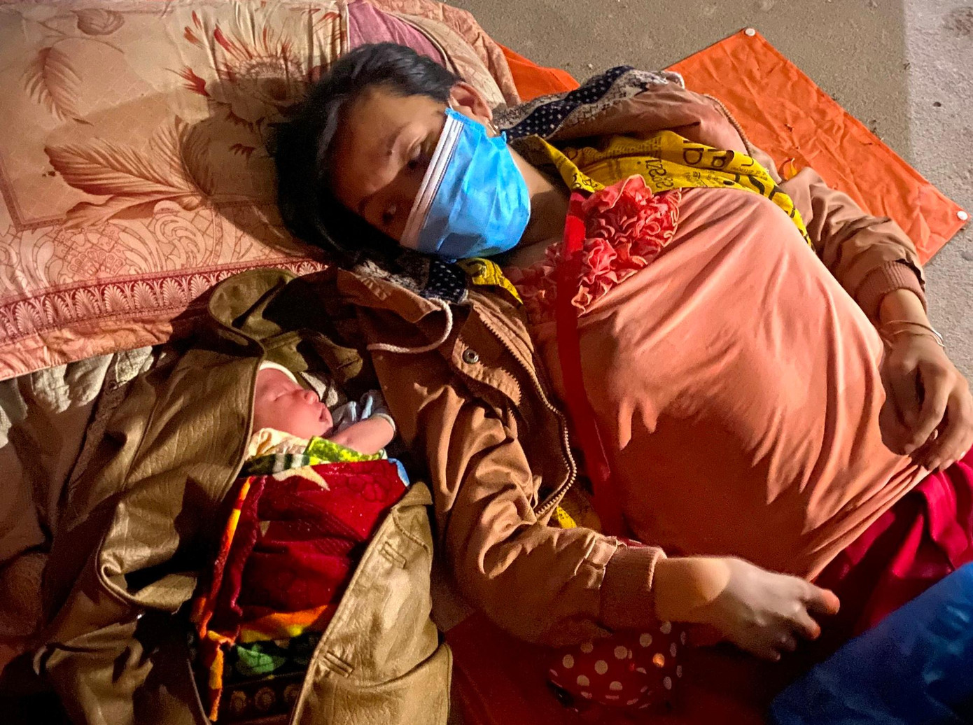 Hành trình di chuyển khó nhọc đối với hai mẹ con, ngả lưng đâu cũng là giường. Ảnh:VT.