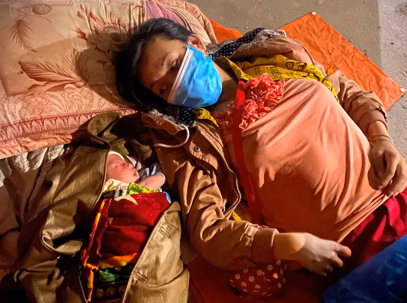 Hành trình di chuyển khó nhọc đối với hai mẹ con, ngả lưng đâu cũng là giường. Ảnh:VT.