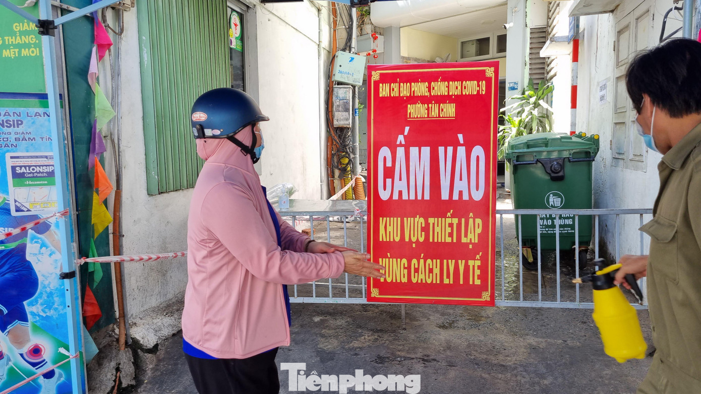 Theo BS Tôn Thất Thạnh, Giám đốc Trung tâm Kiểm soát bệnh tật TP Đà Nẵng đã qua ít nhất 2 chu kỳ lây lan của dịch bệnh, nếu các cơ quan chức năng không làm tốt thì các ca sẽ tăng lên qua thêm chu kỳ 3. Ngoài ra, chủng virus lần này có thể là chủng Delta có khả năng lây nhiễm trong không khí, tốc độ lây nhiễm nhanh, vì vậy người dân phải hết sức đề phòng. Ảnh: Thanh Trần.