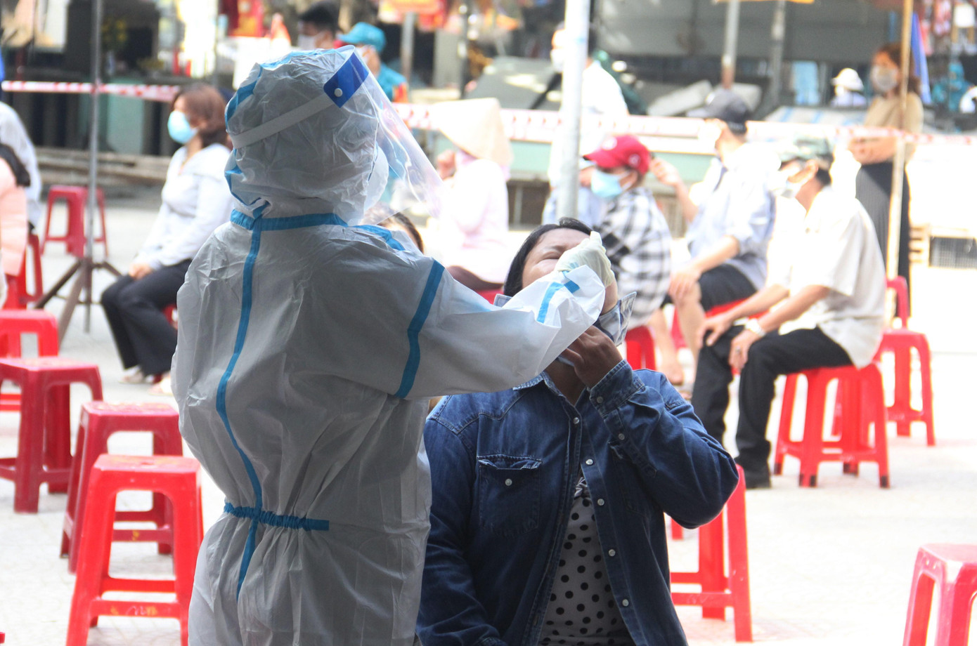 Dự kiến trong chiều nay (5/5) sẽ có kết quả xét nghiệm. Các tiểu thương chia sẻ sẽ đeo khẩu trang, chấp hành các quy định chống dịch để đảm bảo an toàn cho bản thân và những người xung quanh. Ảnh: Thanh Trần.