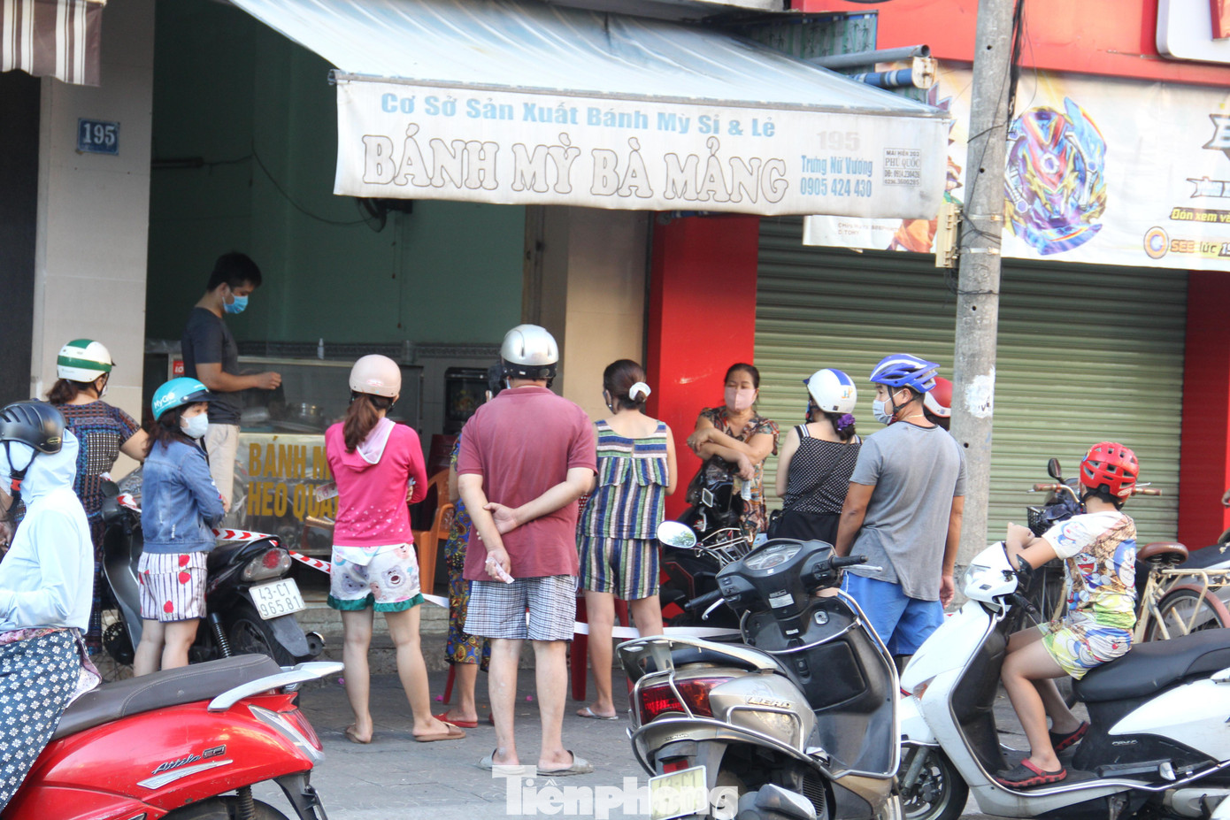 Những cửa hàng bán bánh mì đông khách, không đủ để bán. Người dân phải đứng đợi rất lâu để mua. Những cửa hàng bán bánh mì đông khách, không đủ để bán. Người dân phải đứng đợi rất lâu để mua.