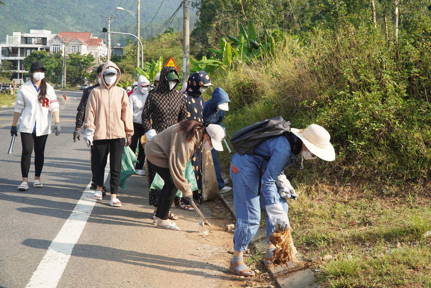 Hơn 700 tình nguyện viên đã cùng đi bộ nhặt rác, dọn vệ sinh từ công viên biển Đông lên tới bán đảo Sơn Trà.