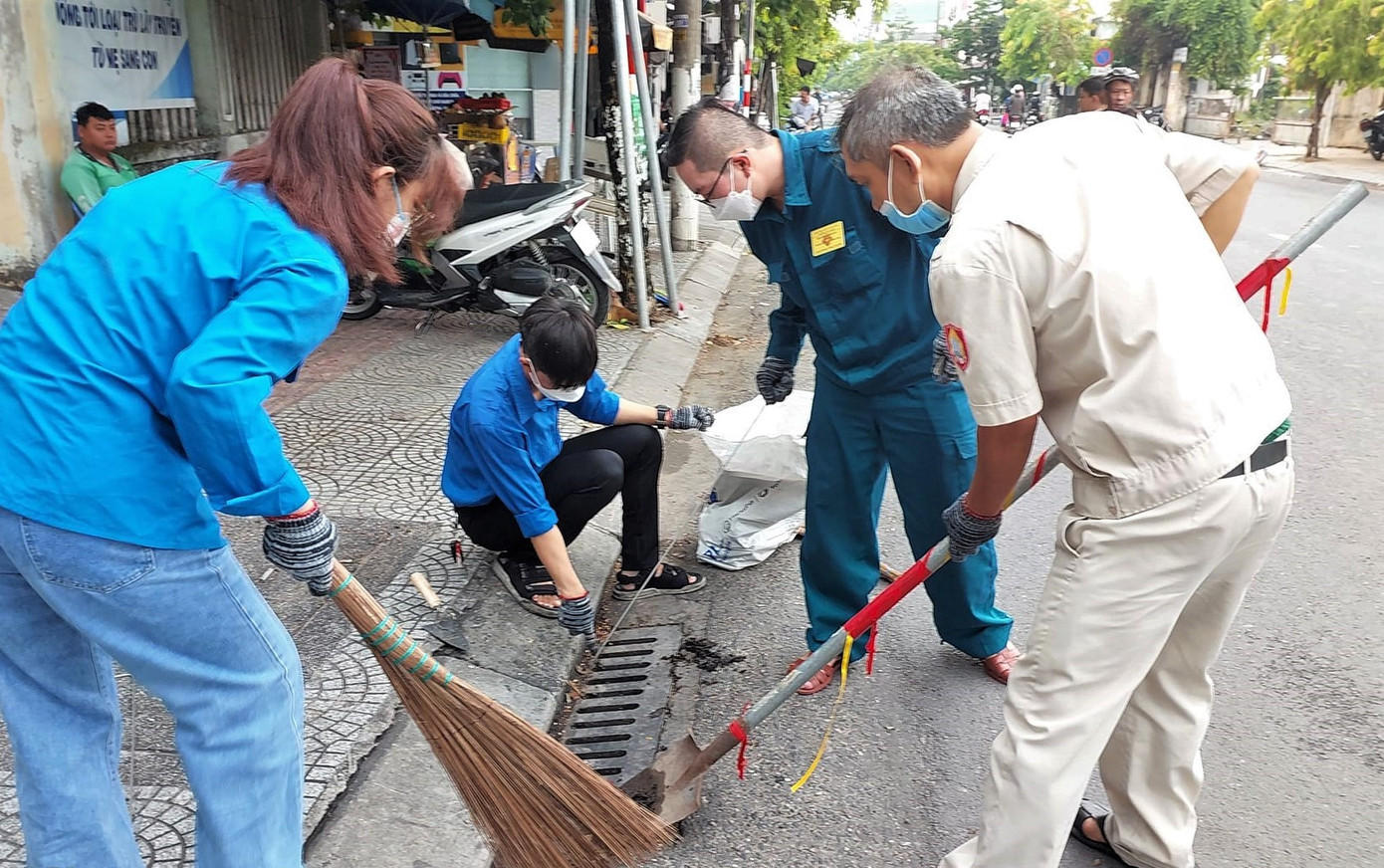 Tại quận Thanh Khê, nhiều nơi cũng đã tiến hành nạo vét, thông cống, người dân dọn sạch môi trường xung quanh nơi ở. Bà con rất lo sợ mỗi lần mưa lớn, đặc biệt là tuyến đường Hàm Nghi – một trong những nơi ngập đầu tiên trong thành phố. Trong đợt mưa cuối tháng 10/2022, hàng loạt xe máy, xe hơi nằm la liệt trên tuyến đường Hàm Nghi, Lê Duẩn vì bị nước nhấn chìm.