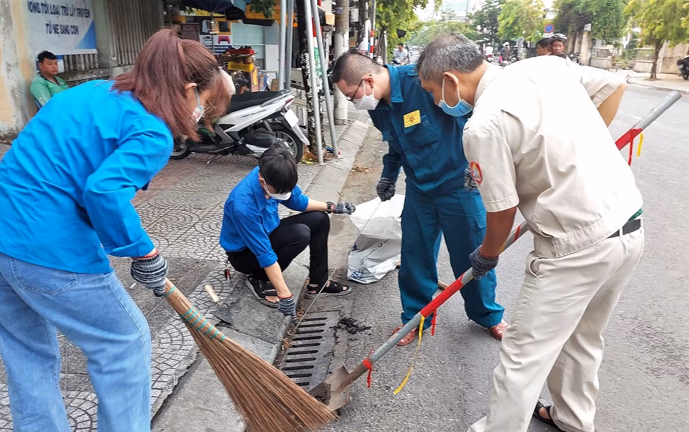 Tại quận Thanh Khê, nhiều nơi cũng đã tiến hành nạo vét, thông cống, người dân dọn sạch môi trường xung quanh nơi ở. Bà con rất lo sợ mỗi lần mưa lớn, đặc biệt là tuyến đường Hàm Nghi – một trong những nơi ngập đầu tiên trong thành phố. Trong đợt mưa cuối tháng 10/2022, hàng loạt xe máy, xe hơi nằm la liệt trên tuyến đường Hàm Nghi, Lê Duẩn vì bị nước nhấn chìm.