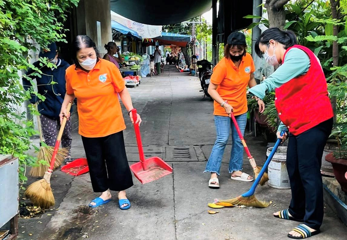Tại quận Thanh Khê, nhiều nơi cũng đã tiến hành nạo vét, thông cống, người dân dọn sạch môi trường xung quanh nơi ở. Bà con rất lo sợ mỗi lần mưa lớn, đặc biệt là tuyến đường Hàm Nghi – một trong những nơi ngập đầu tiên trong thành phố. Trong đợt mưa cuối tháng 10/2022, hàng loạt xe máy, xe hơi nằm la liệt trên tuyến đường Hàm Nghi, Lê Duẩn vì bị nước nhấn chìm.