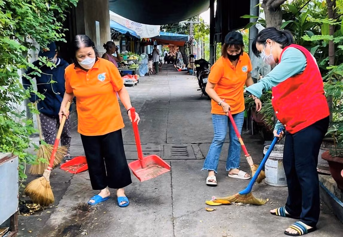 Tại quận Thanh Khê, nhiều nơi cũng đã tiến hành nạo vét, thông cống, người dân dọn sạch môi trường xung quanh nơi ở. Bà con rất lo sợ mỗi lần mưa lớn, đặc biệt là tuyến đường Hàm Nghi – một trong những nơi ngập đầu tiên trong thành phố. Trong đợt mưa cuối tháng 10/2022, hàng loạt xe máy, xe hơi nằm la liệt trên tuyến đường Hàm Nghi, Lê Duẩn vì bị nước nhấn chìm.