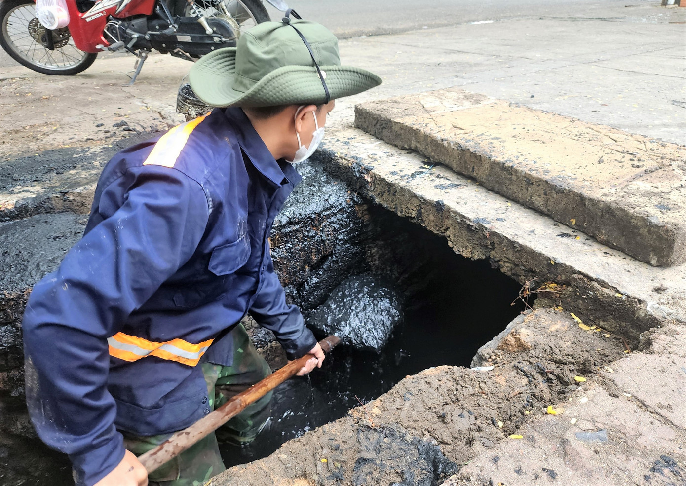 Tại quận Hải Châu, các lực lượng chức năng và người dân cùng thông các cửa thu nước, tuyến cống. Theo người dân, chỉ cần một trận mưa lớn kéo dài trong ngày là nhiều nơi bị ngập, điển hình như đoạn đường Nguyễn Văn Linh, Lê Duẩn, Trưng Nữ Vương… “Nước không thoát được nên dâng lên rất nhanh. Mình không trở tay kịp thì xe cộ, đồ đạc hỏng hết. Hy vọng các lực lượng và bà con cùng chung tay khơi thông cống thường xuyên để bớt nỗi lo ngập úng trong mùa mưa”, ông Nguyễn Văn Hùng (phường Hải Châu 1) nói.