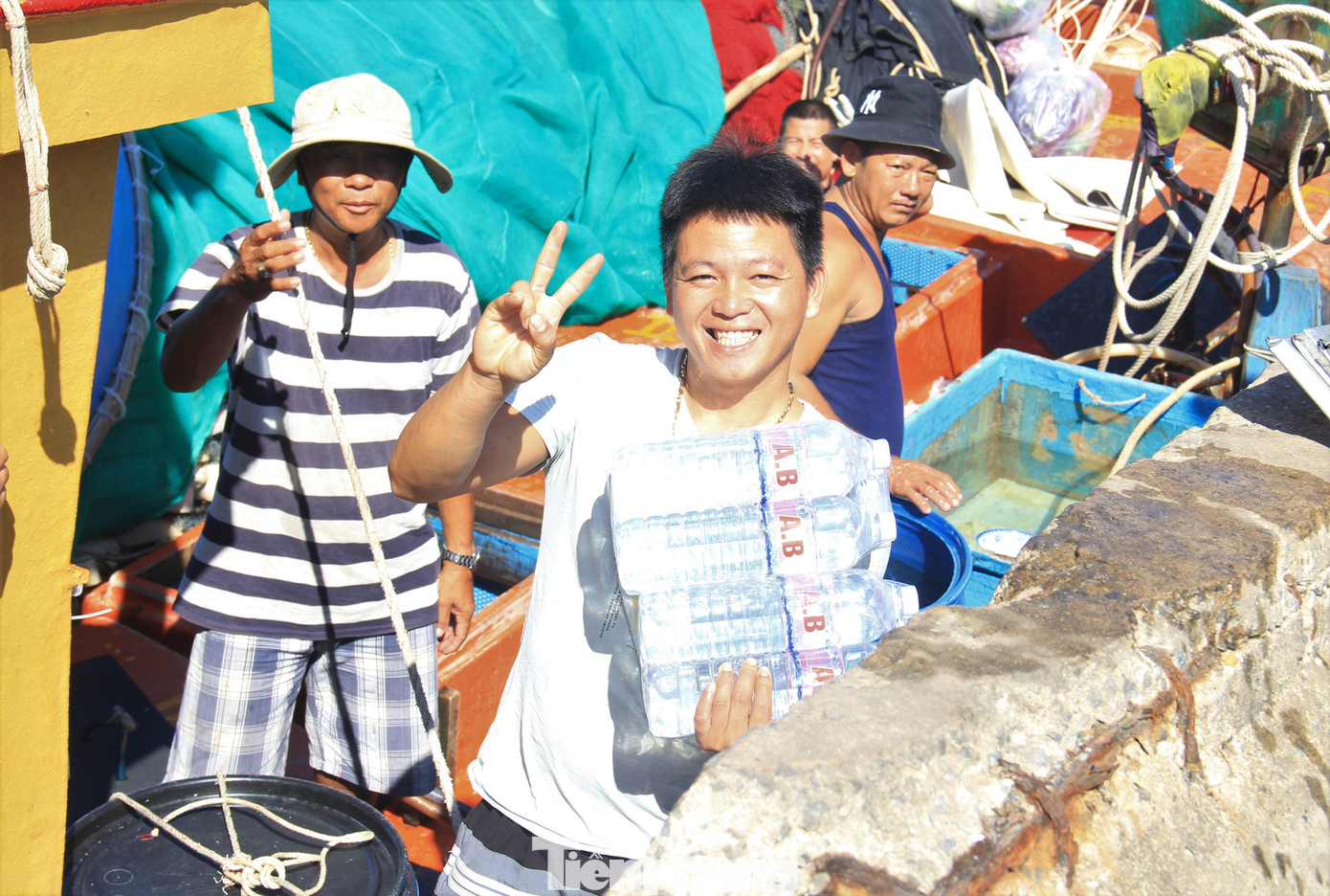 Giá dầu hạ xuống, mỗi chuyến đi biển của ngư dân bớt đi phần lớn chi phí. Giá dầu hạ xuống, mỗi chuyến đi biển của ngư dân bớt đi phần lớn chi phí.