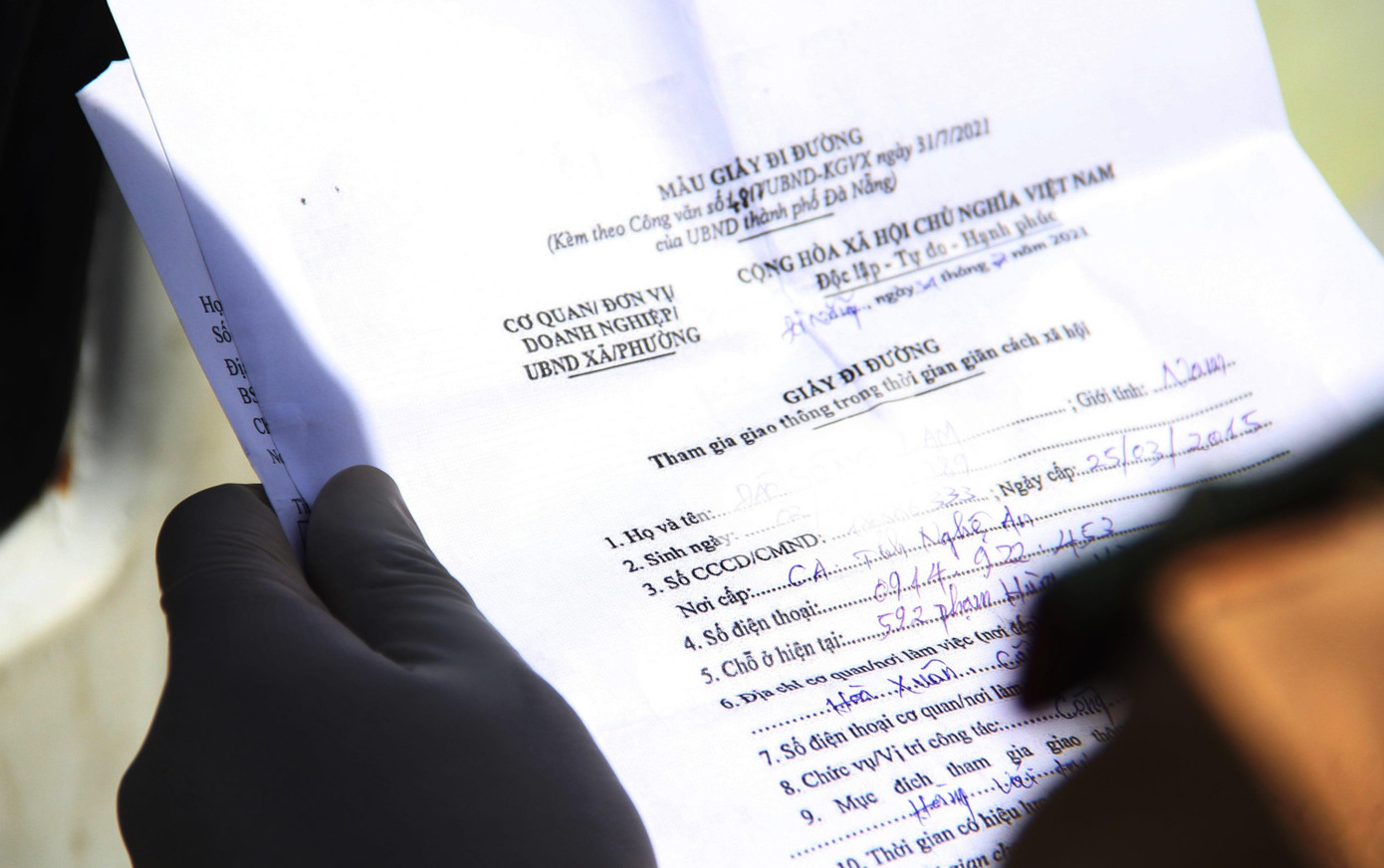 Trong ngày đầu thực hiện, lực lượng chức năng sẽ nhắc nhở, hướng dẫn bà con bổ sung giấy tờ, thực hiện các biện pháp phòng chống dịch. Trong ngày đầu thực hiện, lực lượng chức năng sẽ nhắc nhở, hướng dẫn bà con bổ sung giấy tờ, thực hiện các biện pháp phòng chống dịch.