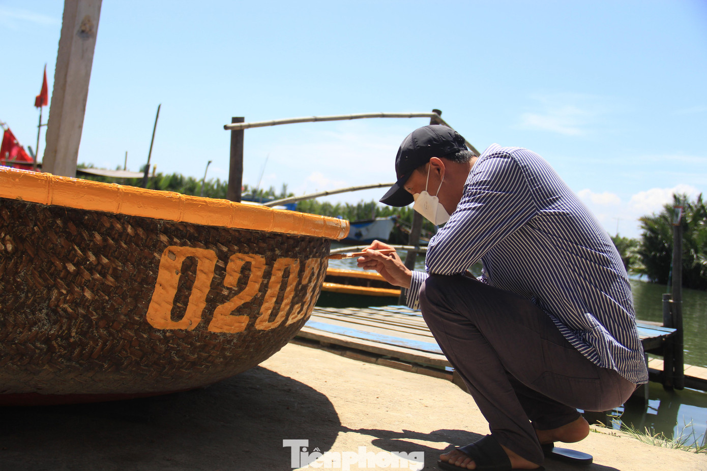 Bà con tỉ mẩn sơn lại thuyền thúng, vẽ lại số hiệu. Có người kỳ công hơn thì trang trí hoạ tiết, sơn nhiều màu sắc bắt mắt. Bà con tỉ mẩn sơn lại thuyền thúng, vẽ lại số hiệu. Có người kỳ công hơn thì trang trí hoạ tiết, sơn nhiều màu sắc bắt mắt.