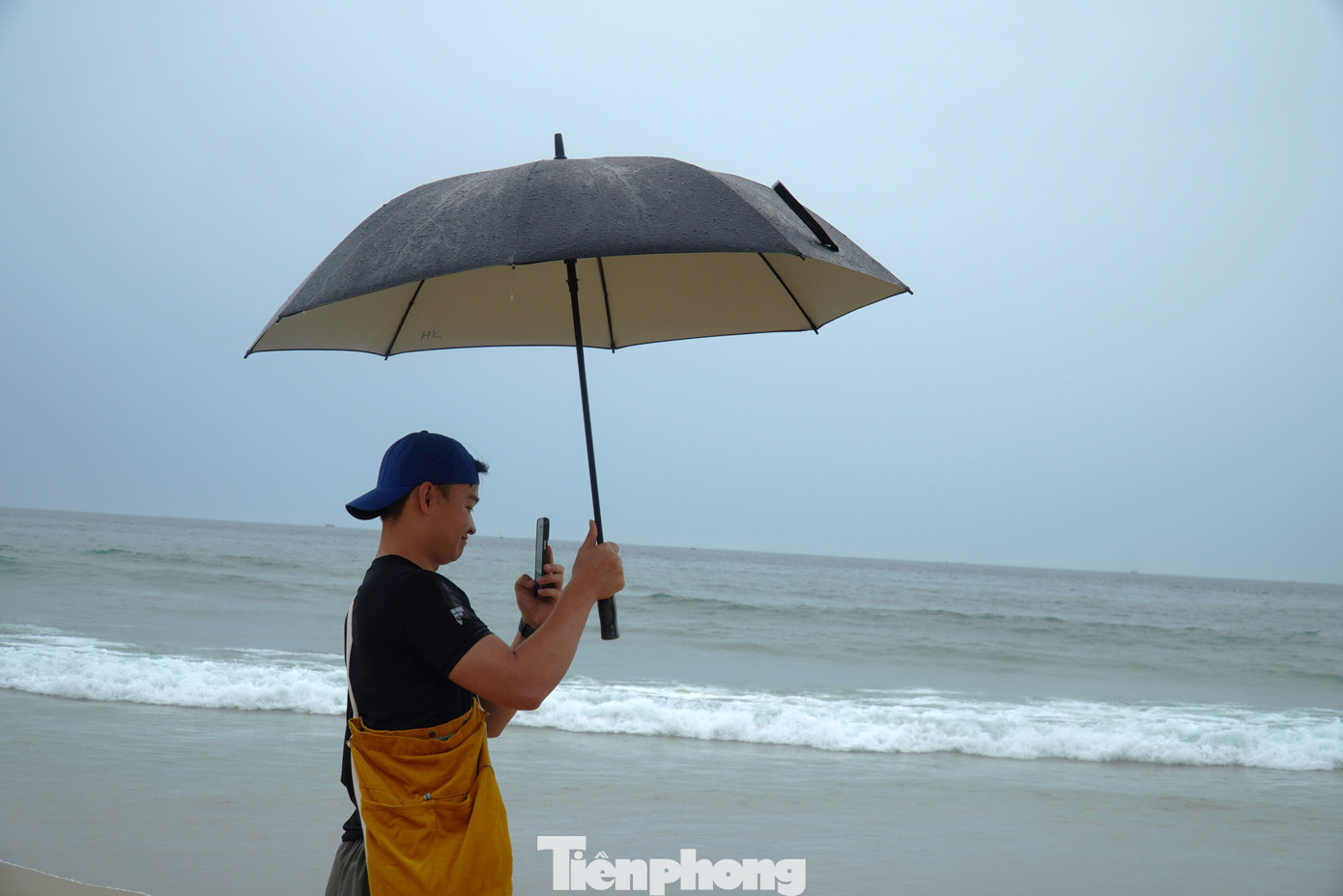 Anh Duy Hải, du khách Hà Nội cho hay anh tới Đà Nẵng ngày 12/6, gặp mưa to nên khá tiếc cho chuyến du lịch. "Dành dụm cả năm trời mới được chuyến du lịch Đà Nẵng thì đúng ngay đợt bão. Giờ đành đội ô xuống đi dạo, chứ tới đây rồi mà không ra biển tiếc lắm", anh hài hước. Anh Hải chia sẻ thêm chiều mai nếu trời tạnh ráo, anh sẽ tắm biển trước khi về Hà Nội.