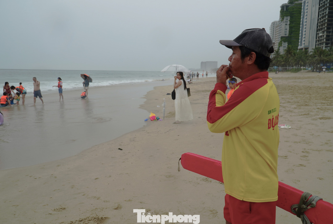 Tại các bãi tắm đều có nhân viên cứu hộ túc trực để theo dõi, nhắc nhở du khách tắm biển an toàn. Trong thời tiết mưa gió, có thể yêu cầu khách ngừng tắm biển sớm hơn ngày thường.