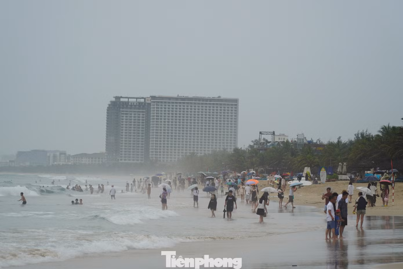 Bãi biển Đà Nẵng mù mịt do mưa liên tục. Du khách đội ô đi khắp các bãi tắm dạo chơi. Chị Thúy Vân (quê Lâm Đồng) cho hay cả đoàn của chị sắp xếp đi du lịch hè vào tháng 6 để tắm biển thỏa thích. Tuy nhiên mấy ngày nay ảnh hưởng bão số 1 nên mưa liên tục. "Chúng tôi thuê khách sạn gần biển, hôm qua chỉ ngồi trong phòng nhìn ra rồi tiếc. Sáng nay mưa nhẹ hơn chút nên mọi người quyết định thay đồ ra biển chơi, chụp ảnh, ai không lạnh thì cứ tắm", chị nói. Ảnh: Thanh Hiền. Bãi biển Đà Nẵng mù mịt do mưa liên tục. Du khách đội ô đi khắp các bãi tắm dạo chơi. Chị Thúy Vân (quê Lâm Đồng) cho hay cả đoàn của chị sắp xếp đi du lịch hè vào tháng 6 để tắm biển thỏa thích. Tuy nhiên mấy ngày nay ảnh hưởng bão số 1 nên mưa liên tục. "Chúng tôi thuê khách sạn gần biển, hôm qua chỉ ngồi trong phòng nhìn ra rồi tiếc. Sáng nay mưa nhẹ hơn chút nên mọi người quyết định thay đồ ra biển chơi, chụp ảnh, ai không lạnh thì cứ tắm", chị nói. Ảnh: Thanh Hiền.