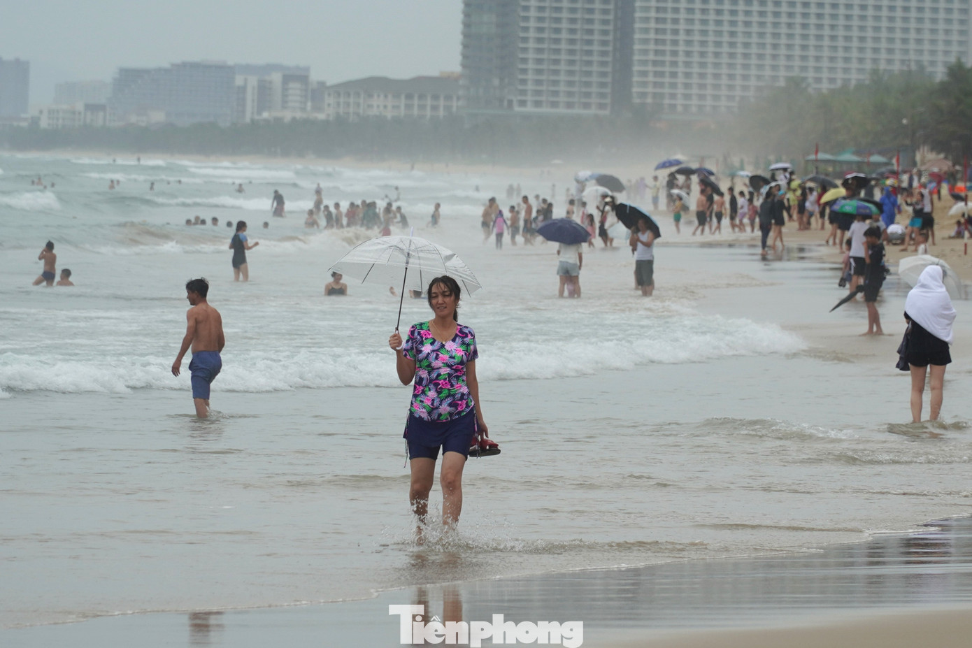 Nhiều du khách không tắm vì lạnh nhưng vẫn xuống biển Đà Nẵng dạo chơi. Biển là một trong những yếu tố quyết định lựa chọn đến Đà Nẵng của du khách, nhất là du khách từ các địa phương không có biển.