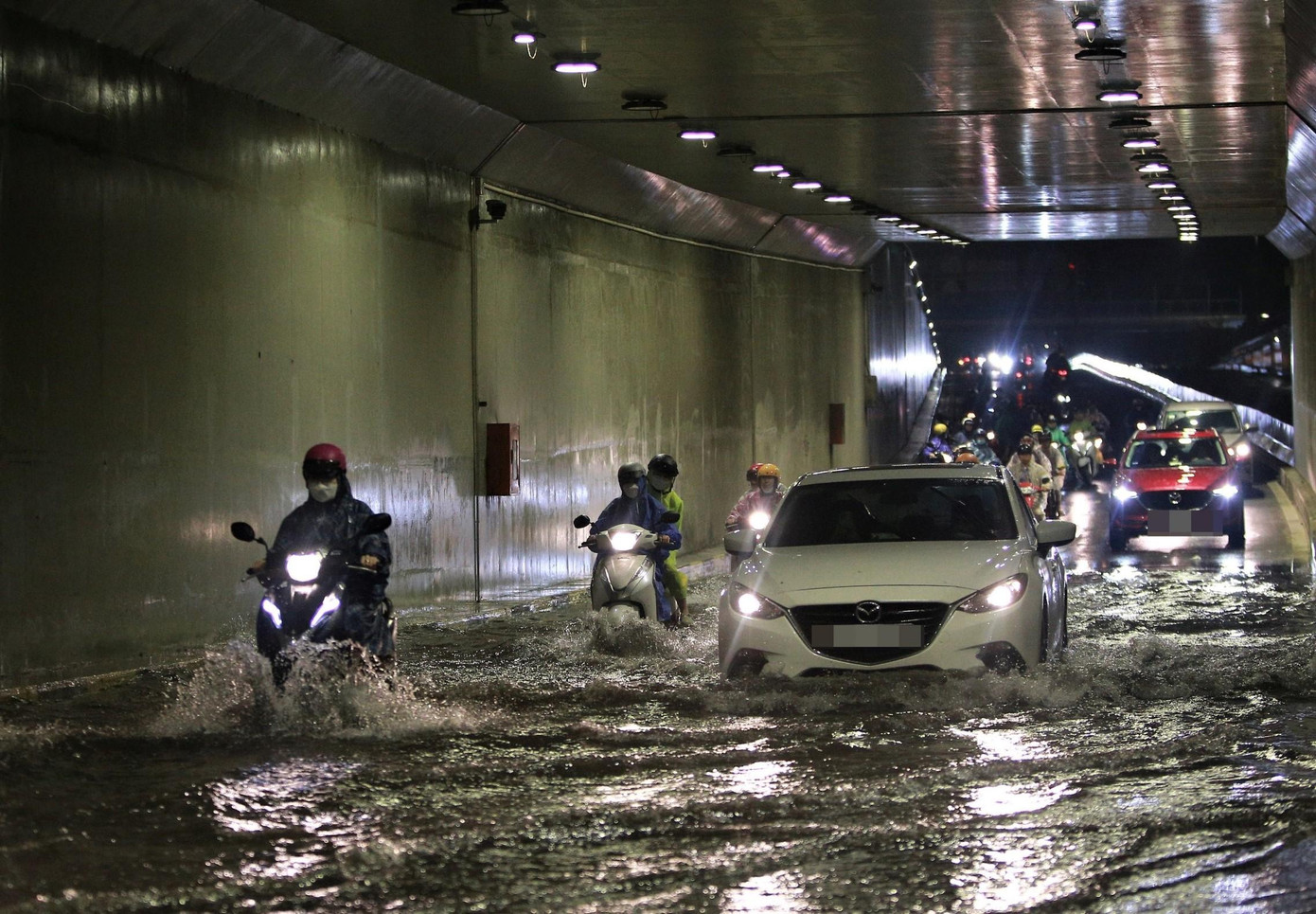 Hầm chui bị ngập khiến các phương tiện qua lại khó khăn. Ảnh: H.N.