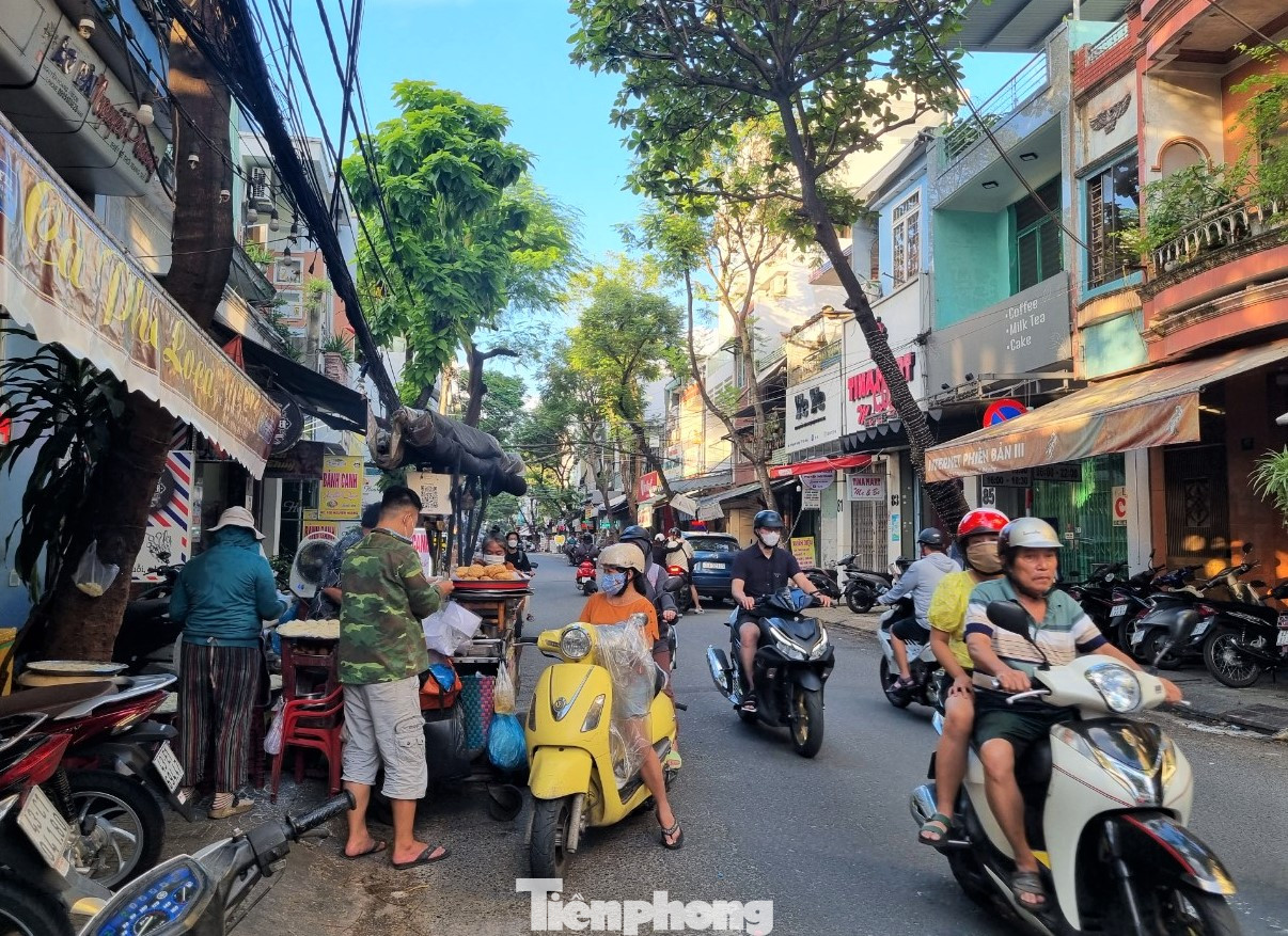 Tuy nhiên, vào giờ cao điểm, xe cộ đông đúc, các phương tiện không còn chỗ né đành phải đi sát rạt những lò lửa này. Tuy nhiên, vào giờ cao điểm, xe cộ đông đúc, các phương tiện không còn chỗ né đành phải đi sát rạt những lò lửa này.