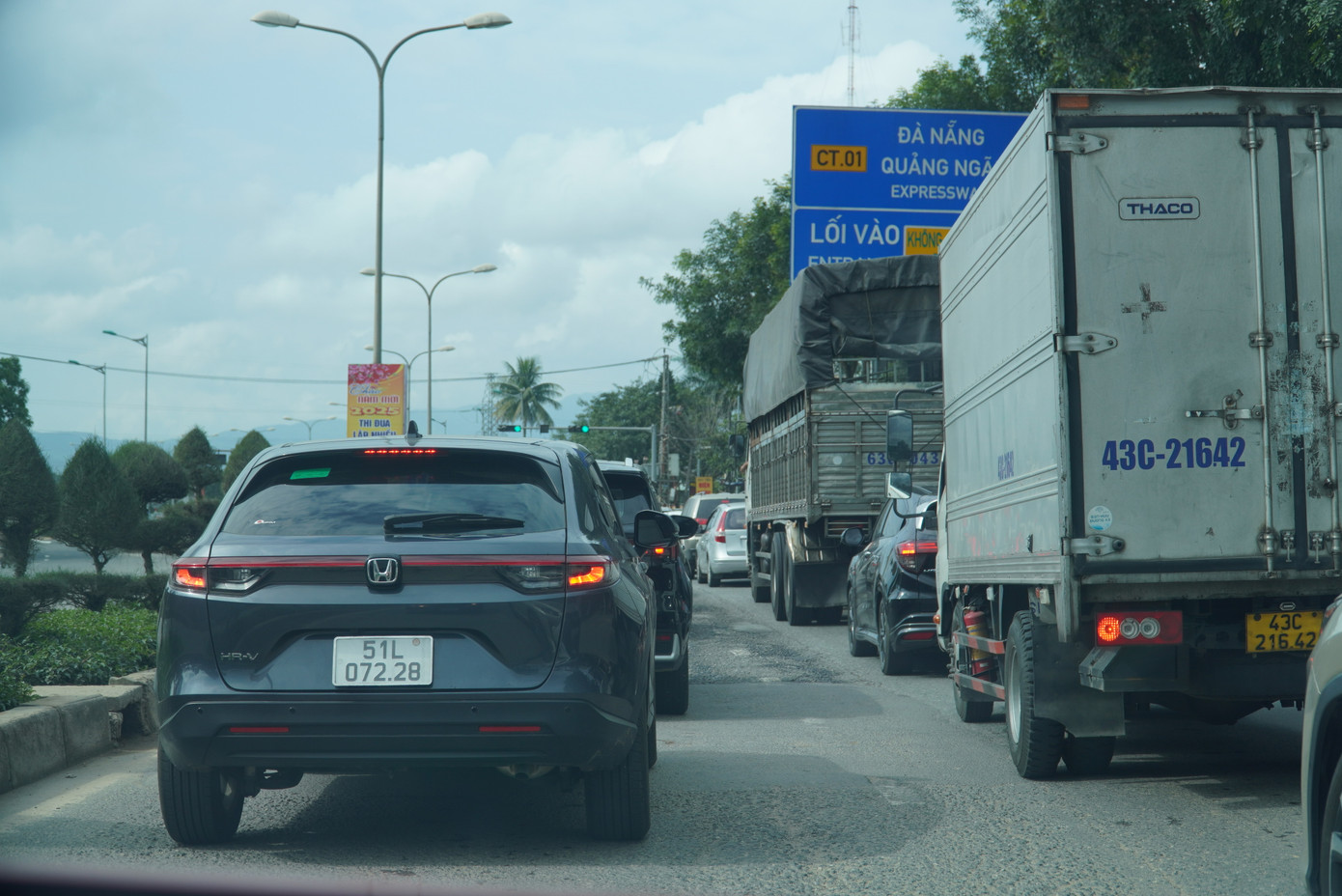 Xe ô tô chen cứng trên các làn. “Tôi chọn đi vào giờ trưa vì nghĩ sẽ ít người hơn nhưng tới nút giao vào cao tốc Đà Nẵng – Quảng Ngãi xe cộ nườm nượp. Phải mất gần 15 phút mới thoát khỏi đoạn đường này”, anh Hoàng Huy (quận Cẩm Lệ, TP Đà Nẵng) kể.