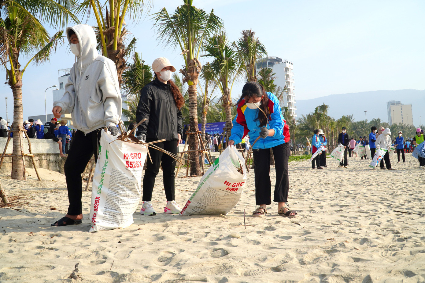 Hoàng Anh (20 tuổi, quận Liên Chiểu) chia sẻ rằng Đà Nẵng được đánh giá là thành phố đáng sống, không khí trong lành, môi trường xanh, sạch, đẹp nên việc đón rác, vệ sinh rất cần thiết. "Mình rất tự hào vì đi đâu cũng được khen biển Đà Nẵng vừa đẹp vừa sạch. Việc dọn rác hôm nay không chỉ để biển sạch hơn, mà còn nâng cao ý thức bảo vệ, giữ gìn vệ sinh môi trường cho tất cả người dân, du khách", Anh nói. Hoàng Anh (20 tuổi, quận Liên Chiểu) chia sẻ rằng Đà Nẵng được đánh giá là thành phố đáng sống, không khí trong lành, môi trường xanh, sạch, đẹp nên việc đón rác, vệ sinh rất cần thiết. "Mình rất tự hào vì đi đâu cũng được khen biển Đà Nẵng vừa đẹp vừa sạch. Việc dọn rác hôm nay không chỉ để biển sạch hơn, mà còn nâng cao ý thức bảo vệ, giữ gìn vệ sinh môi trường cho tất cả người dân, du khách", Anh nói.