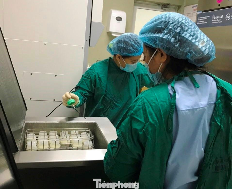 Số sữa này đưa về Ngân hàng sữa mẹ sẽ được thanh trùng, kiểm tra chất lượng trước khi cung cấp cho các bé. Hiện tại Ngân hàng còn gần 300 lít sữa thanh trùng và 250 lít sữa thô. Các nữ điều dưỡng nỗ lực kết nối với các nguồn sữa từ nhiều kênh như mạng xã hội, các bà mẹ sinh tại bệnh viện, những người chủ động liên hệ với Ngân hàng... đảm bảo trong điều kiện dịch bệnh vẫn đủ sữa cho các bé. Số sữa này đưa về Ngân hàng sữa mẹ sẽ được thanh trùng, kiểm tra chất lượng trước khi cung cấp cho các bé. Hiện tại Ngân hàng còn gần 300 lít sữa thanh trùng và 250 lít sữa thô. Các nữ điều dưỡng nỗ lực kết nối với các nguồn sữa từ nhiều kênh như mạng xã hội, các bà mẹ sinh tại bệnh viện, những người chủ động liên hệ với Ngân hàng... đảm bảo trong điều kiện dịch bệnh vẫn đủ sữa cho các bé.