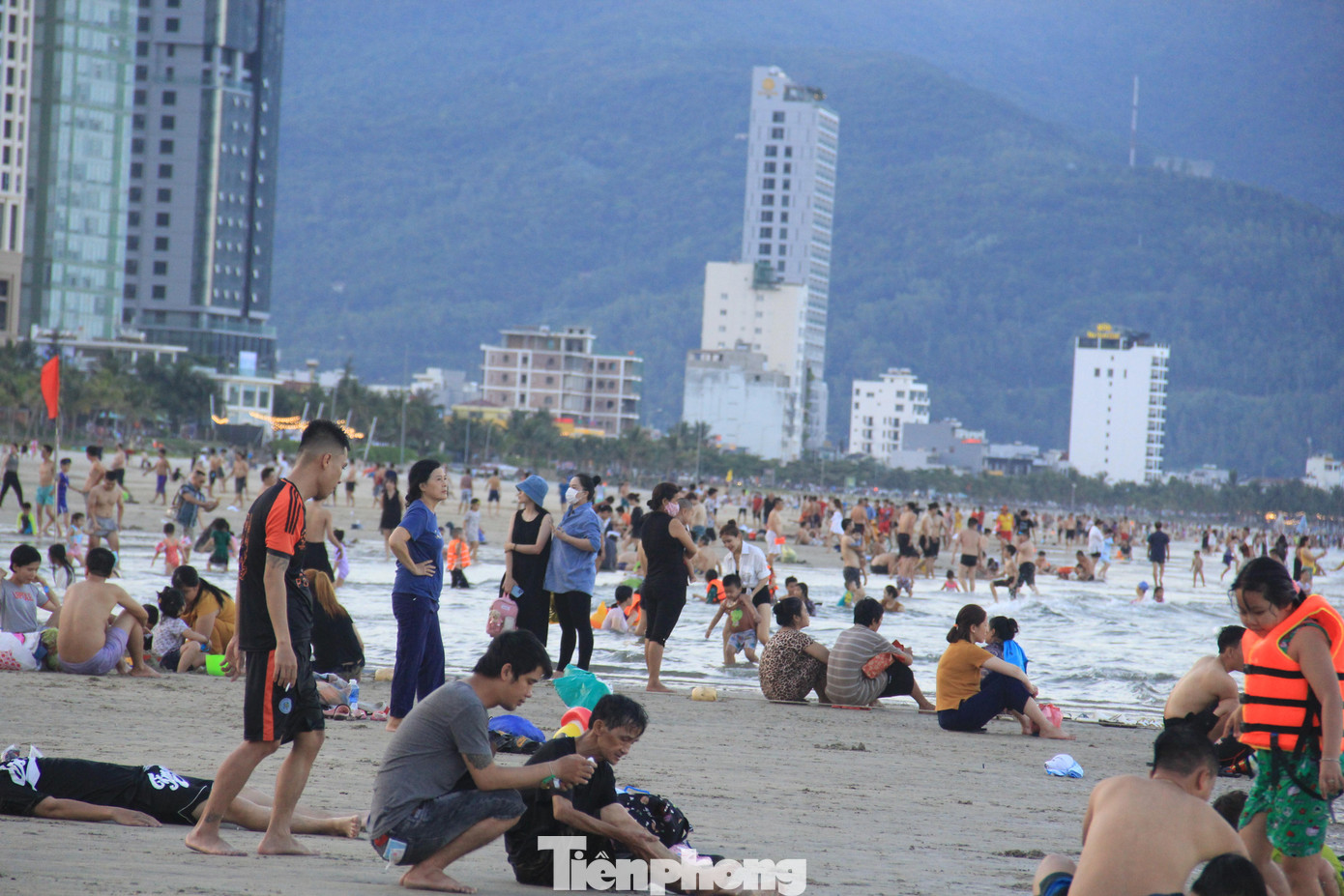 Các bãi tắm tại Đà Nẵng sau 16h đều đông đúc.
