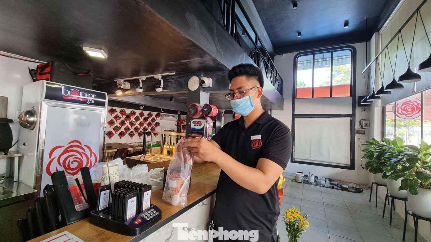 Nhân viên một tiệm trà sữa trên đường Nguyễn Thị Minh Khai (quận Hải Châu) chuẩn bị đơn hàng để tự đi giao cho khách. Ảnh: Thanh Trần.