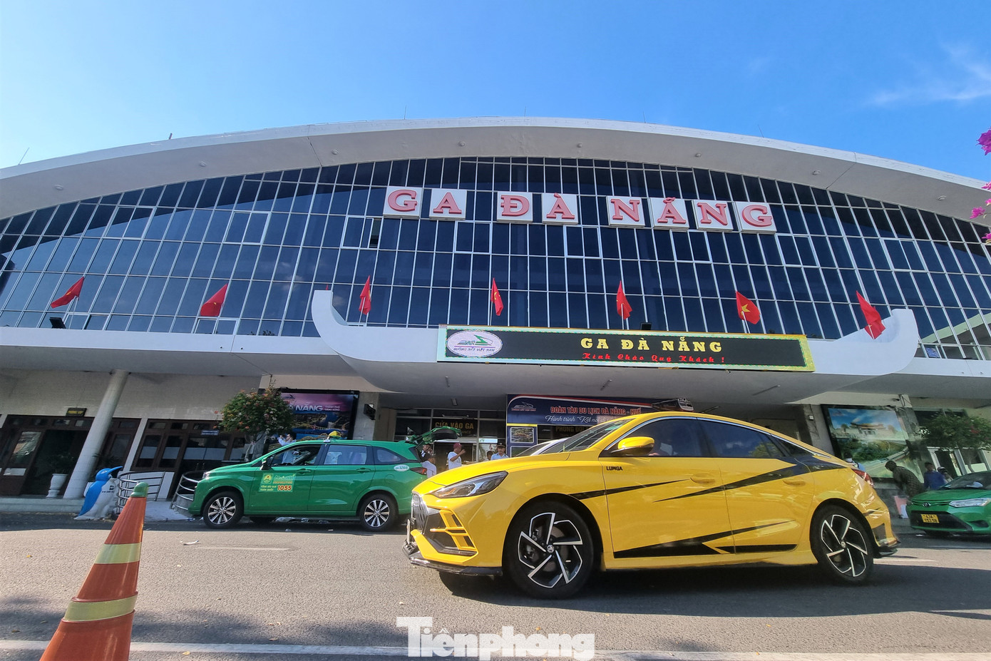 Ga Đà Nẵng nằm ngay trung tâm thành phố, khách xuống tàu rất thuận tiện di chuyển đến các khách sạn, địa điểm vui chơi. Trong ảnh: Xe cộ liên tục tới ga đưa đón hành khách. Ảnh: Thanh Hiền.