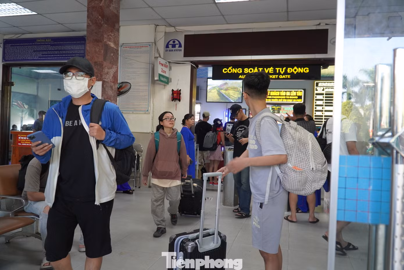 Trong khi đó, nhiều bạn trẻ khác muốn trải nghiệm đường sắt, khám phá cung đường sắt đẹp nhất Việt Nam từ Huế vào Đà Nẵng. “Với tôi đó là một trải nghiệm rất thú vị vì vừa được đi qua núi, chui qua hầm, cảnh vật hai bên rất đẹp với rừng, biển”, Trần Anh Thi (24 tuổi, quê Quảng Trị) nói. Ảnh: Thanh Hiền.