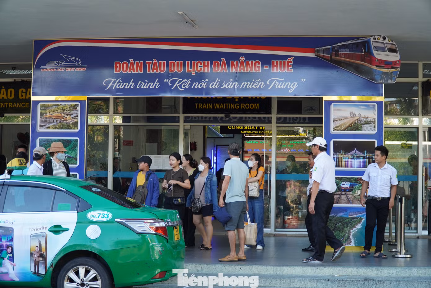 Dịp này, Đà Nẵng tổ chức nhiều hoạt động phục vụ du khách và người dân cả ngày lẫn đêm như đua thuyền, phố đi bộ, biểu diễn nghệ thuật, vũ hội đường phố...Ảnh: Thanh Hiền.