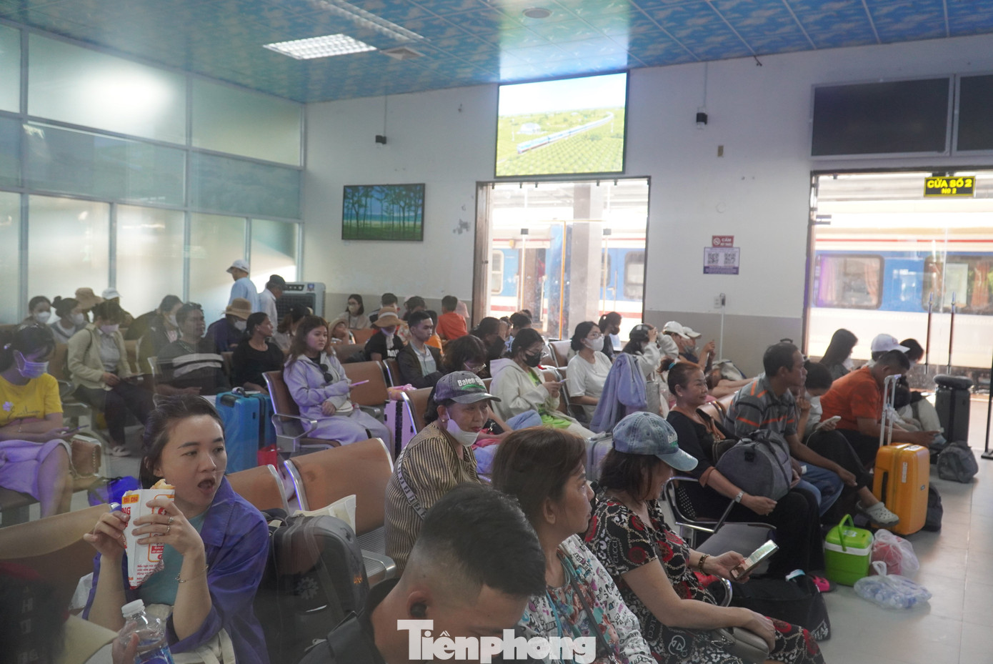 Không chỉ đón hàng ngàn khách đến, ga Đà Nẵng cũng tấp nập hành khách ngồi chờ để lên các chuyến tàu đi nghỉ lễ ở các tỉnh thành. Ảnh: Thanh Hiền.