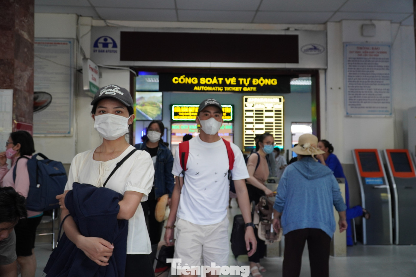 Trong khi đó, nhiều bạn trẻ khác muốn trải nghiệm đường sắt, khám phá cung đường sắt đẹp nhất Việt Nam từ Huế vào Đà Nẵng. “Với tôi đó là một trải nghiệm rất thú vị vì vừa được đi qua núi, chui qua hầm, cảnh vật hai bên rất đẹp với rừng, biển”, Trần Anh Thi (24 tuổi, quê Quảng Trị) nói. Ảnh: Thanh Hiền.