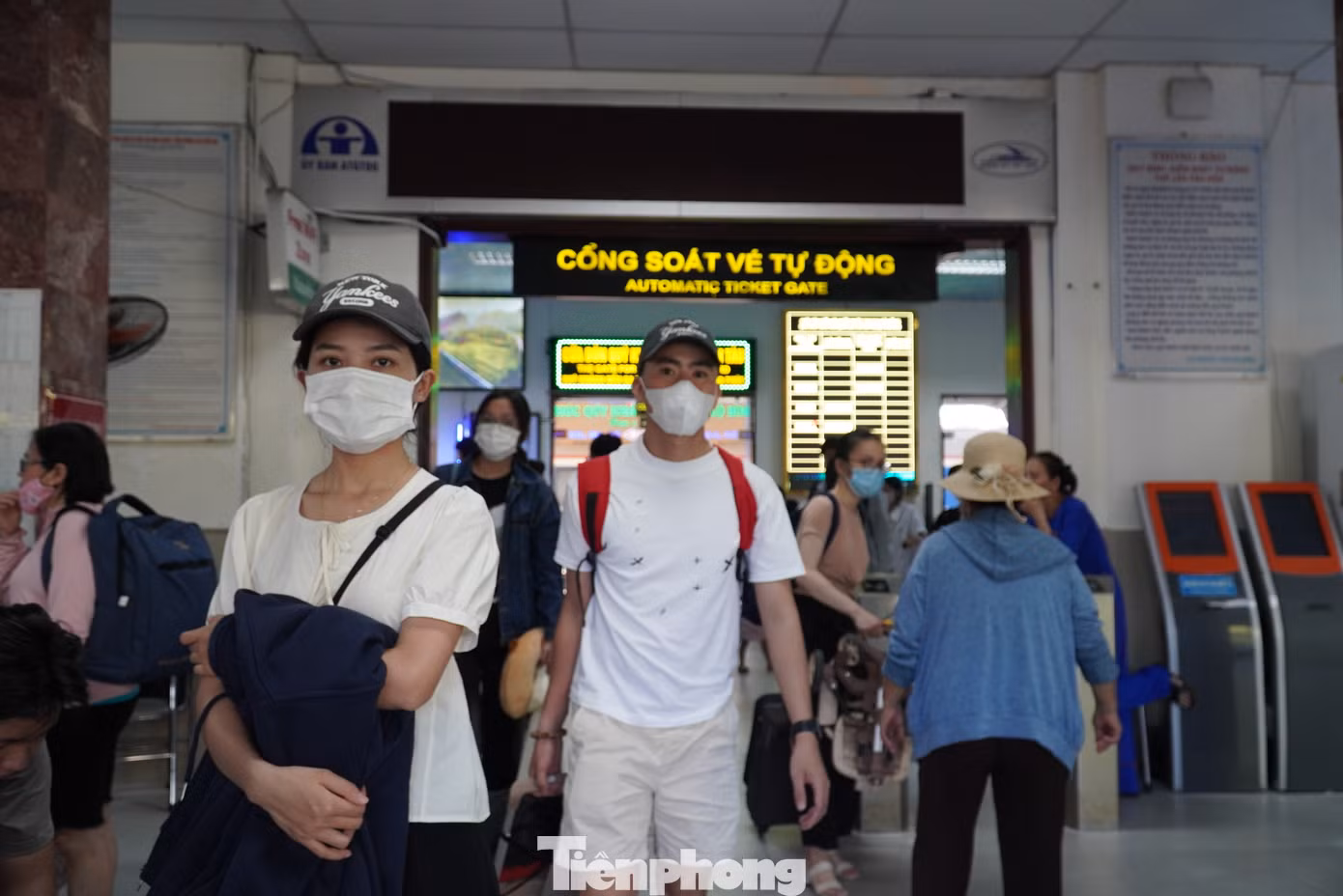 Trong khi đó, nhiều bạn trẻ khác muốn trải nghiệm đường sắt, khám phá cung đường sắt đẹp nhất Việt Nam từ Huế vào Đà Nẵng. “Với tôi đó là một trải nghiệm rất thú vị vì vừa được đi qua núi, chui qua hầm, cảnh vật hai bên rất đẹp với rừng, biển”, Trần Anh Thi (24 tuổi, quê Quảng Trị) nói. Ảnh: Thanh Hiền.