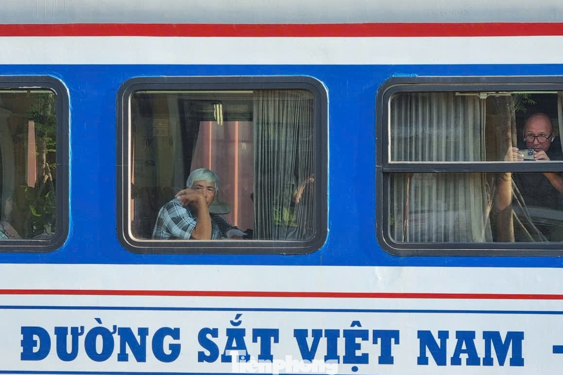 Đà Nẵng - Huế có đoàn tàu Kết nối di sản miền Trung đang rất hấp dẫn du khách. Ngoài việc đi qua cung đường tuyệt đẹp, du khách còn được thưởng thức ẩm thực, nghệ thuật trên tàu. Ảnh: Thanh Hiền.