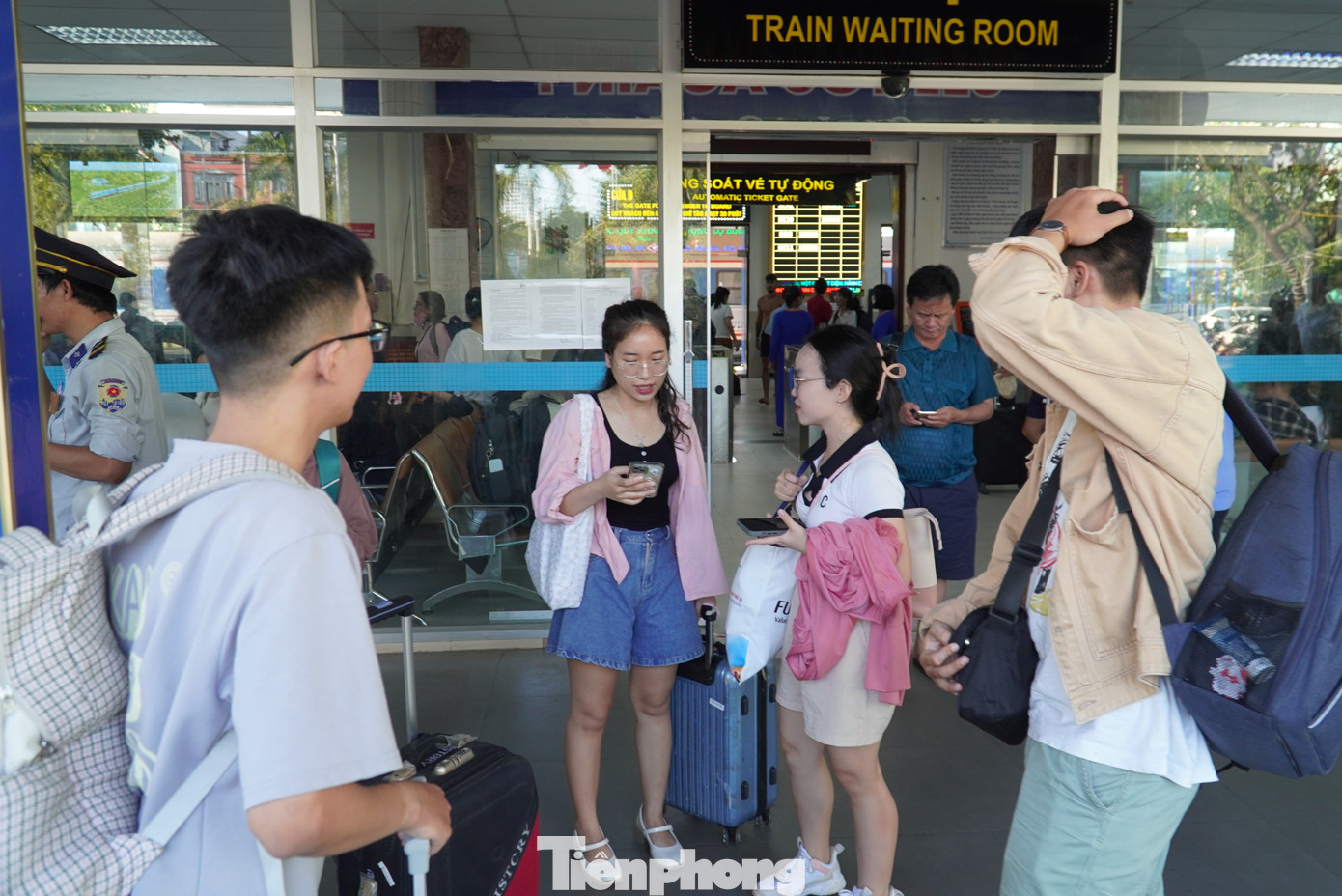 Trong khi đó, nhiều bạn trẻ khác muốn trải nghiệm đường sắt, khám phá cung đường sắt đẹp nhất Việt Nam từ Huế vào Đà Nẵng. “Với tôi đó là một trải nghiệm rất thú vị vì vừa được đi qua núi, chui qua hầm, cảnh vật hai bên rất đẹp với rừng, biển”, Trần Anh Thi (24 tuổi, quê Quảng Trị) nói. Ảnh: Thanh Hiền.