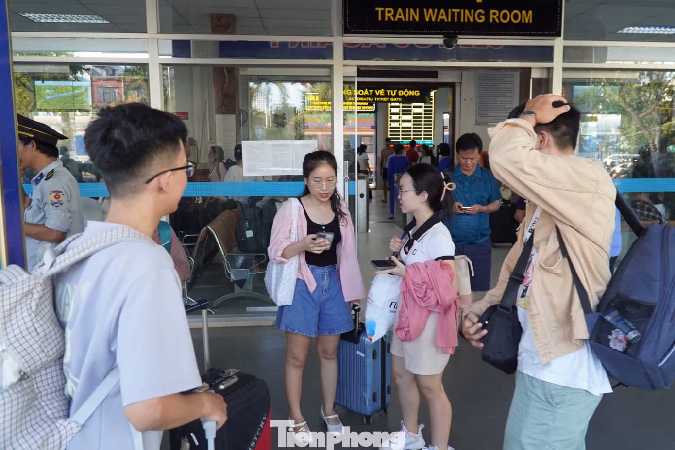Trong khi đó, nhiều bạn trẻ khác muốn trải nghiệm đường sắt, khám phá cung đường sắt đẹp nhất Việt Nam từ Huế vào Đà Nẵng. “Với tôi đó là một trải nghiệm rất thú vị vì vừa được đi qua núi, chui qua hầm, cảnh vật hai bên rất đẹp với rừng, biển”, Trần Anh Thi (24 tuổi, quê Quảng Trị) nói. Ảnh: Thanh Hiền.