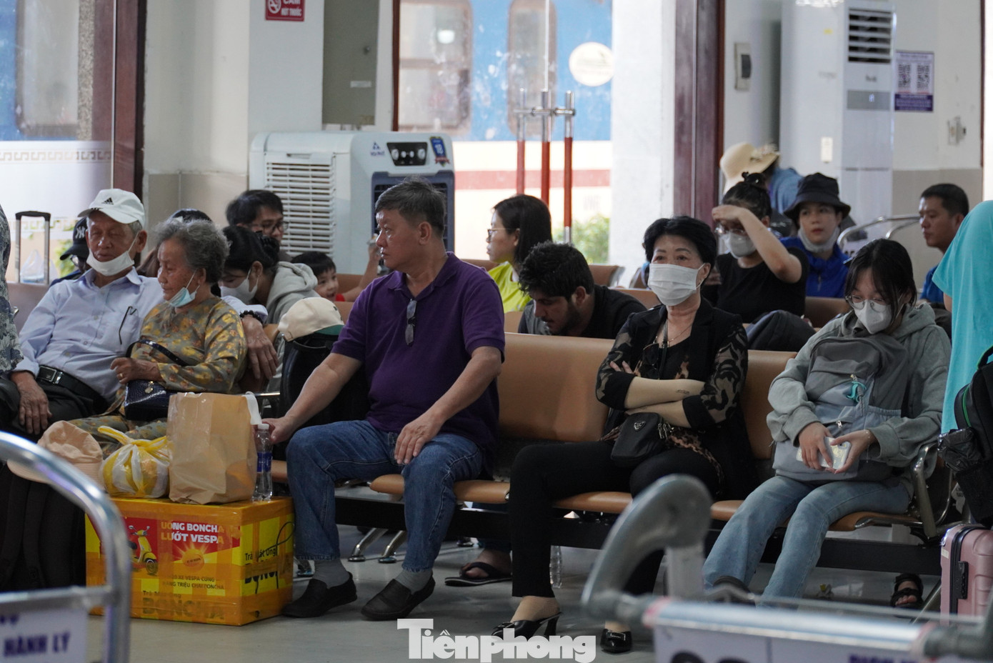 Không chỉ đón hàng ngàn khách đến, ga Đà Nẵng cũng tấp nập hành khách ngồi chờ để lên các chuyến tàu đi nghỉ lễ ở các tỉnh thành. Ảnh: Thanh Hiền.