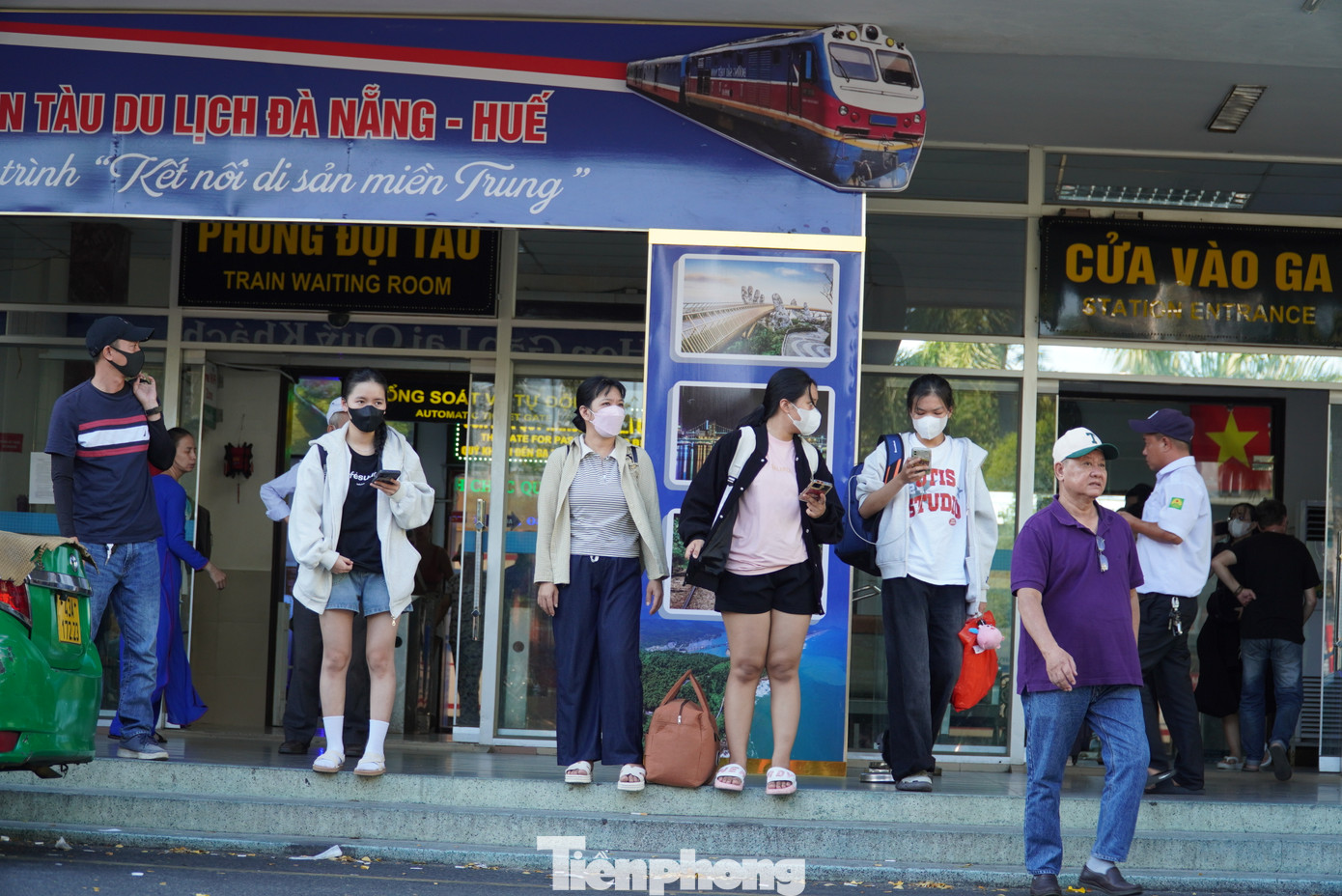 Trong khi đó, nhiều bạn trẻ khác muốn trải nghiệm đường sắt, khám phá cung đường sắt đẹp nhất Việt Nam từ Huế vào Đà Nẵng. “Với tôi đó là một trải nghiệm rất thú vị vì vừa được đi qua núi, chui qua hầm, cảnh vật hai bên rất đẹp với rừng, biển”, Trần Anh Thi (24 tuổi, quê Quảng Trị) nói. Ảnh: Thanh Hiền.