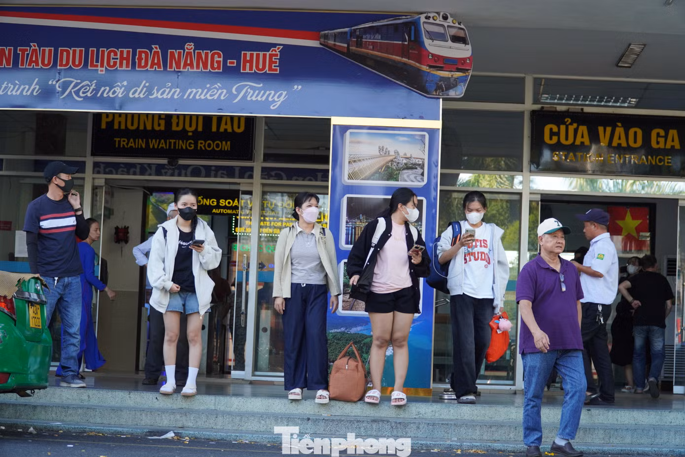 Trong khi đó, nhiều bạn trẻ khác muốn trải nghiệm đường sắt, khám phá cung đường sắt đẹp nhất Việt Nam từ Huế vào Đà Nẵng. “Với tôi đó là một trải nghiệm rất thú vị vì vừa được đi qua núi, chui qua hầm, cảnh vật hai bên rất đẹp với rừng, biển”, Trần Anh Thi (24 tuổi, quê Quảng Trị) nói. Ảnh: Thanh Hiền.