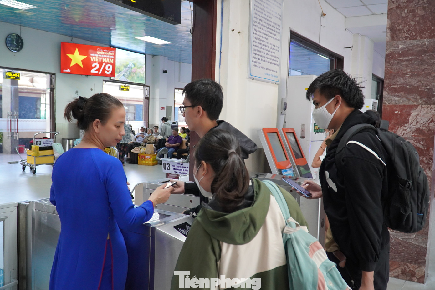 Do số lượng khách đông, ga Đà Nẵng tăng cường thêm lực lượng hỗ trợ hành khách làm thủ tục, lên xuống tàu để không xảy ra tình trạng ùn ứ, mất an toàn, đảm bảo đúng thời gian. Ảnh: Thanh Hiền.