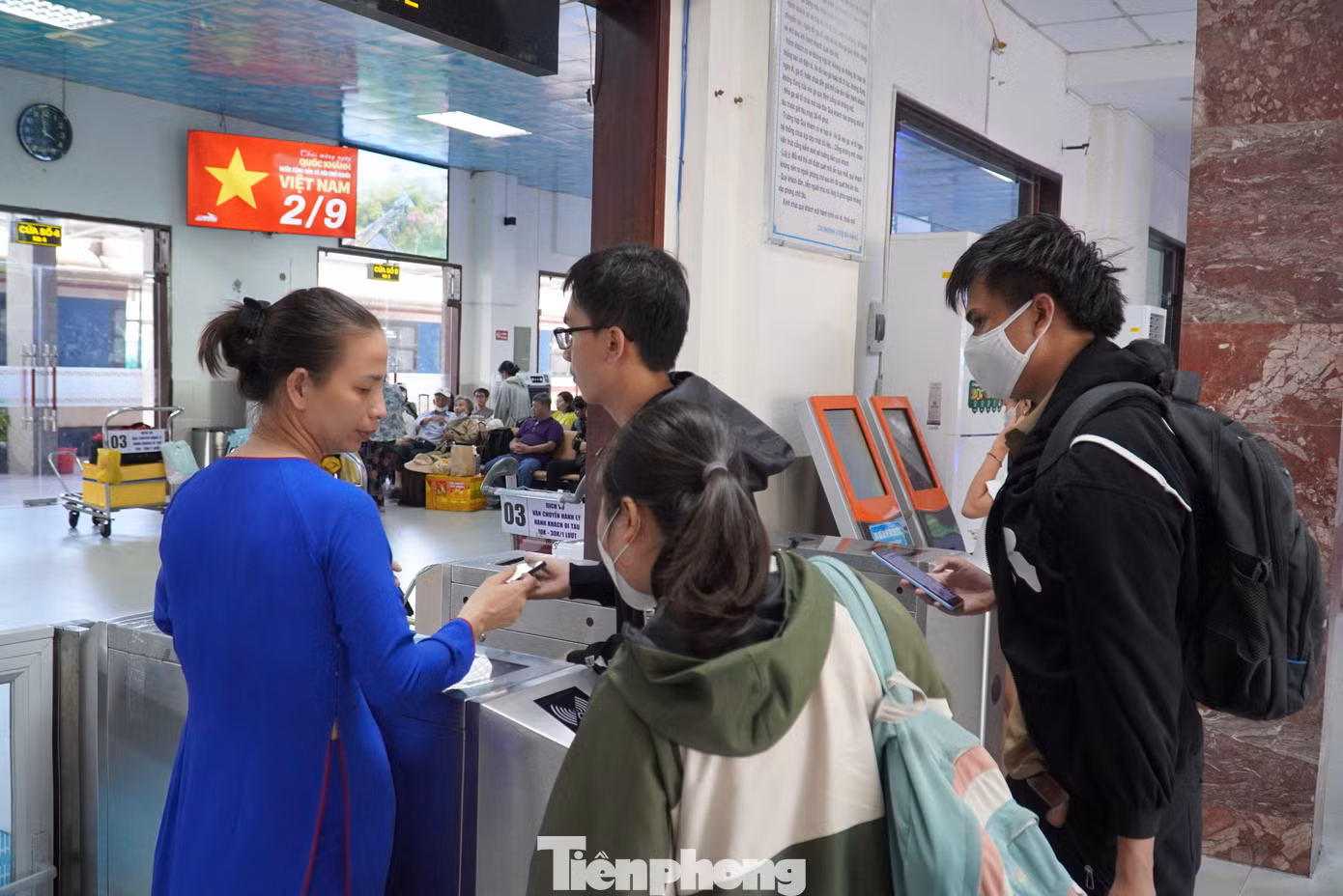 Do số lượng khách đông, ga Đà Nẵng tăng cường thêm lực lượng hỗ trợ hành khách làm thủ tục, lên xuống tàu để không xảy ra tình trạng ùn ứ, mất an toàn, đảm bảo đúng thời gian. Ảnh: Thanh Hiền.