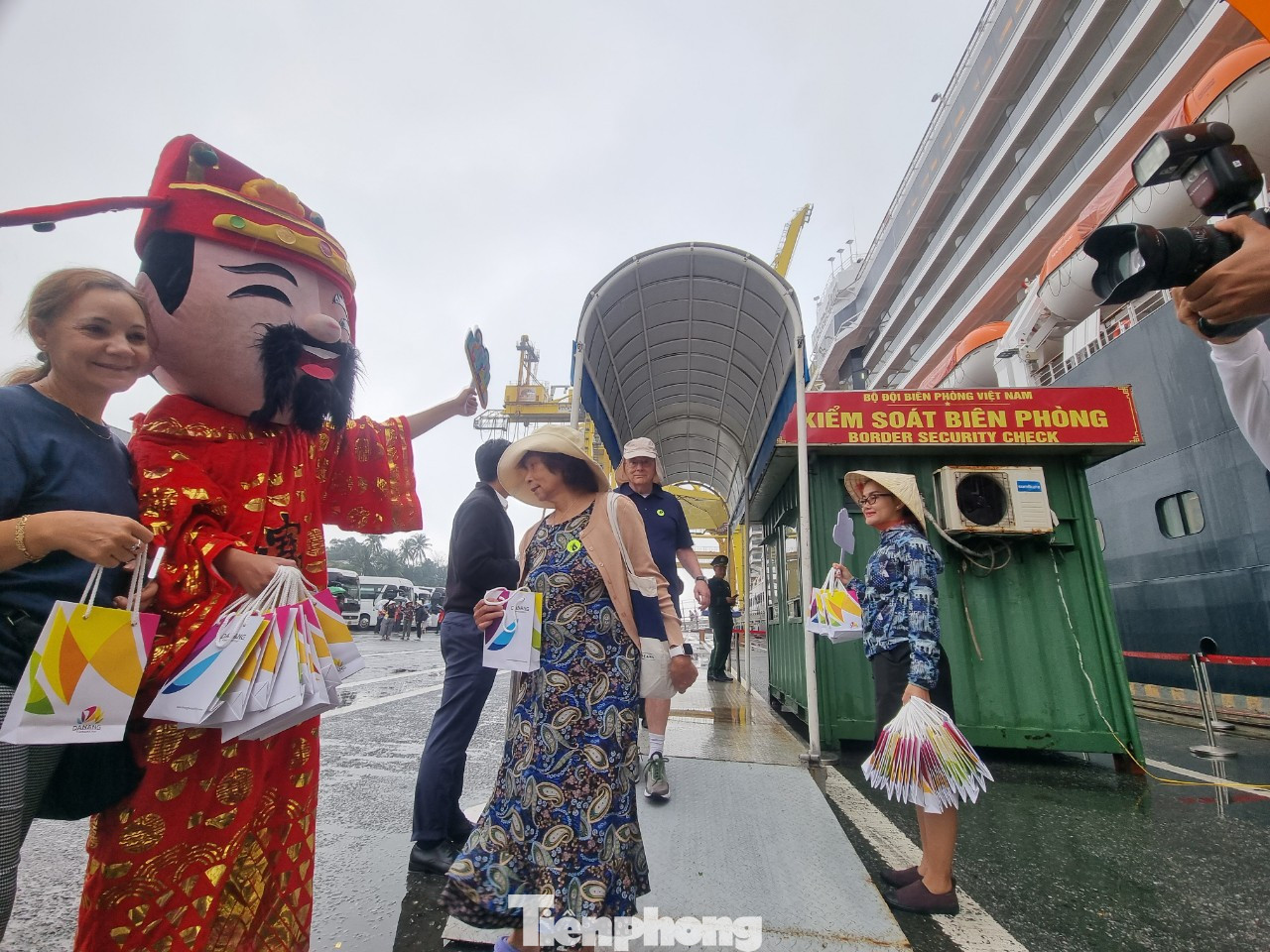 Sau khi xuống tàu, du khách được chào đón nồng nhiệt với múa lân chào mừng, tặng hoa và quà lưu niệm.